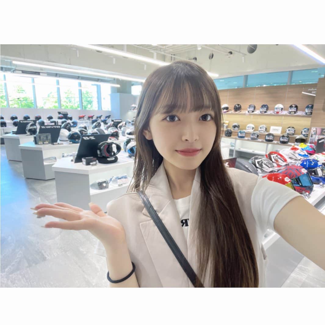 黒江心温のインスタグラム：「ご報告⸜❤︎⸝‍     この度、SHOEIサポーターになりました✨   早速、SHOEIの店舗に行ってきたよ♪♪  シンプルなデザインから個性的なデザインまで種類たくさんあってびっくりした！笑 ヘルメットだけじゃなくて、お洋服とかも可愛いデザインのあって気になったな💭   それになんとMotoGP、日本GPの時にMotoGPライダーのマルク・マルケスさんとお写真撮って頂きました😭😭 緊張で一生手震えてた、、、、 サインまでくれてほんとに優しくて素敵な方でした😭     これから、皆さんにSHOEIの魅力をお伝えできるように頑張ります❤️‍🔥        #SHOEI  #MotoGP  #PR」