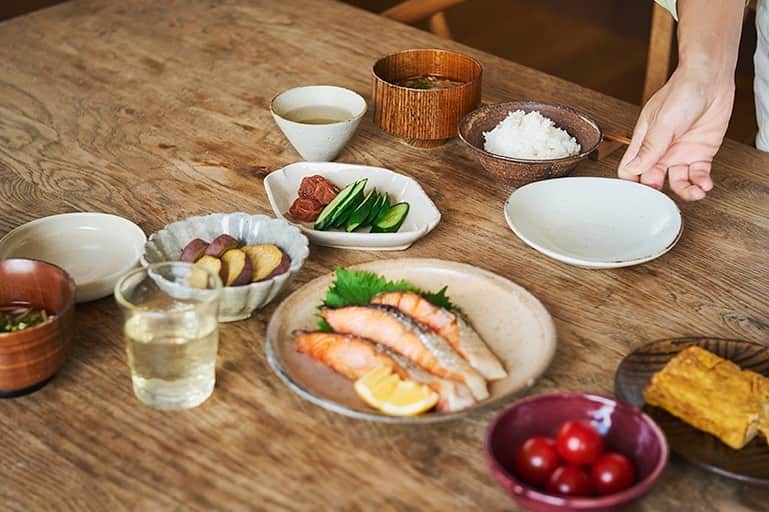 のインスタグラム：「我が家に良き相棒(パートナー)が増えました。 家族も増え、子たちも大きくなり 日々のごはん作りとお弁当作りだけでも追われる毎日。 10年以上振りに我が家の暮らしにも ついに炊飯器を取り入れる事にしました🍚  土鍋暮らしをしてきたので 中途半端なモノは取り入れたくなかった 美味しい！は絶対 あとはデザインも大事だしマットの黒…などなどこだわり強め🫢 いろんな炊飯器と見て比べて 家づくりの時には 建築家さんにこの炊飯器をいつか入れたいと伝えて、 造作の収納場所は先に作ってもらっていました。笑 その念願の！！炊飯器「炎舞炊き」を取り入れた暮らしの変化などのお話しをしています🍚  取材・文：渡部麻衣子 写真：相馬ミナ  @andw_asahi  @zojirushi_official  #暮らし」