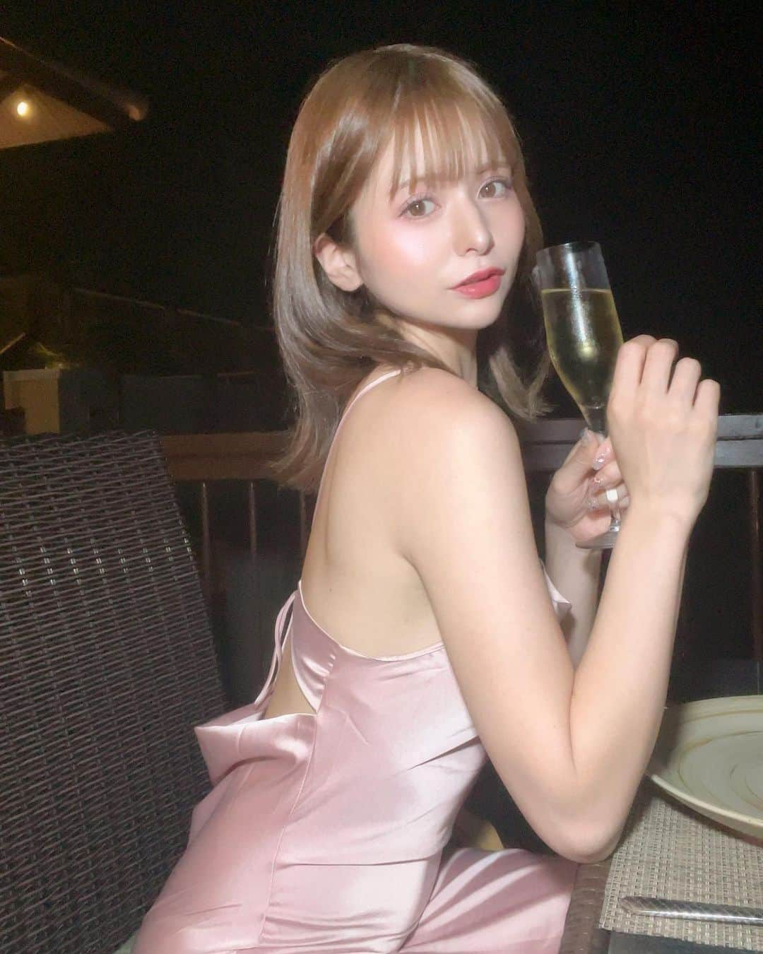 紅羽祐美のインスタグラム：「お酒見つけ次第どこでも飲んでる🥱 出発前の髪質改善ストレートのおかげで アイロンいらずでツヤツヤな髪の毛💖  @naruho_maruyama」