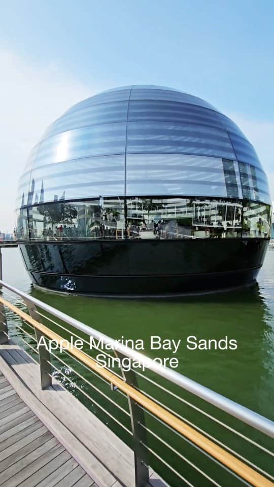 Ayanoのインスタグラム：「📌FOLLOW FOR MORE-> @gadgetouchjp  World's first 'floating' Apple Store in Singapore🇸🇬 世界初！水上に浮かぶアップルストア #Apple #VisitSingapore #Singapore #SG #Travel」
