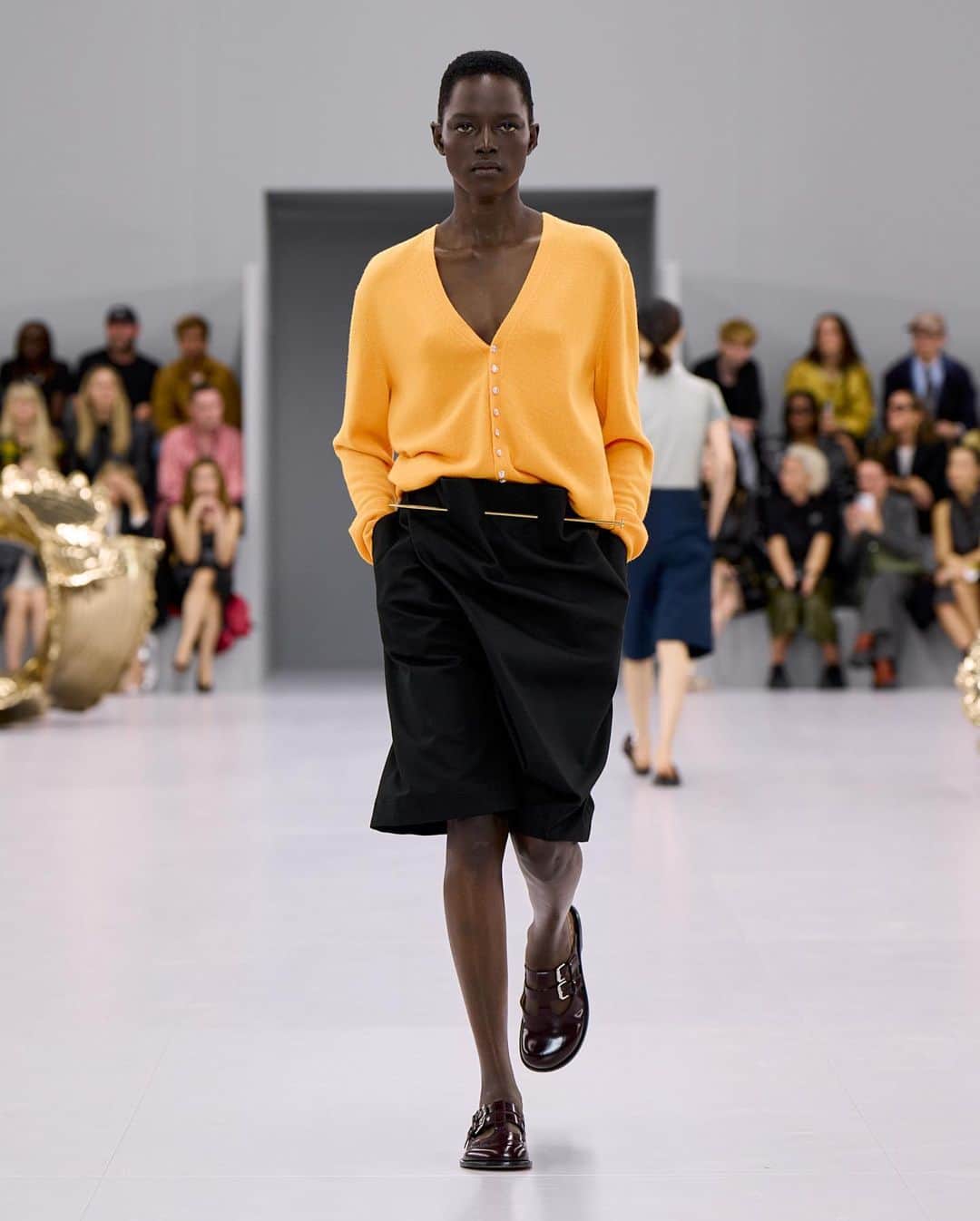 LVMHさんのインスタグラム写真 - (LVMHInstagram)「@loewe Spring-Summer 2024 collection by @jonathan.anderson   Reducing fashion to the silhouette, focusing on the outline, playing with the sections, altering the proportions. Looking from afar, and then looking close, zooming in on the details.  #LVMH #Loewe #LoeweSS24」10月3日 15時25分 - lvmh