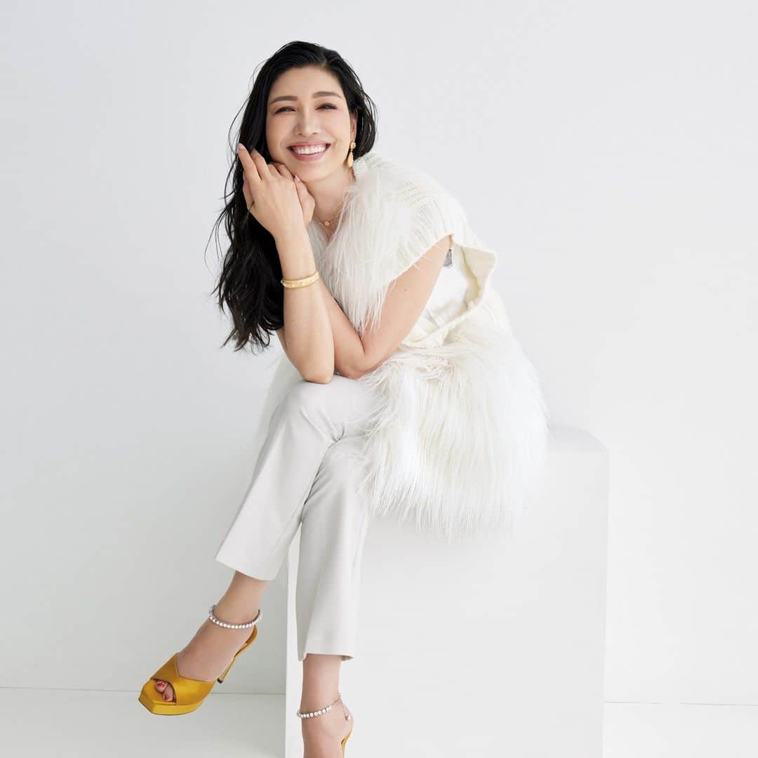 のインスタグラム：「【白は200色あるけれど、美しさの色は無限です】  #frau 11月号にご出演いただいた #アンミカ さん。サステナブル時代の美しさとは何か？を考える企画にご出演いただきました。アン ミカさんと言えば「白は200色あんねん」の言葉が有名ですが、美しさは何色あると思いますか？とお聞きしたところ、冒頭のアンサーをいただきました🎉  インタビュー全編はFRaU11月号で読めます！  #frausbeauty #fraumagazine   [staff] photo:Takeshi Takagi(SIGNO) @takagi_takeshi  styling:Makiko Kato hair&make up:Miura(JOUER） text:Yumiko ito @chingyumi  edit:Kazuko Moriyama @cazuco」