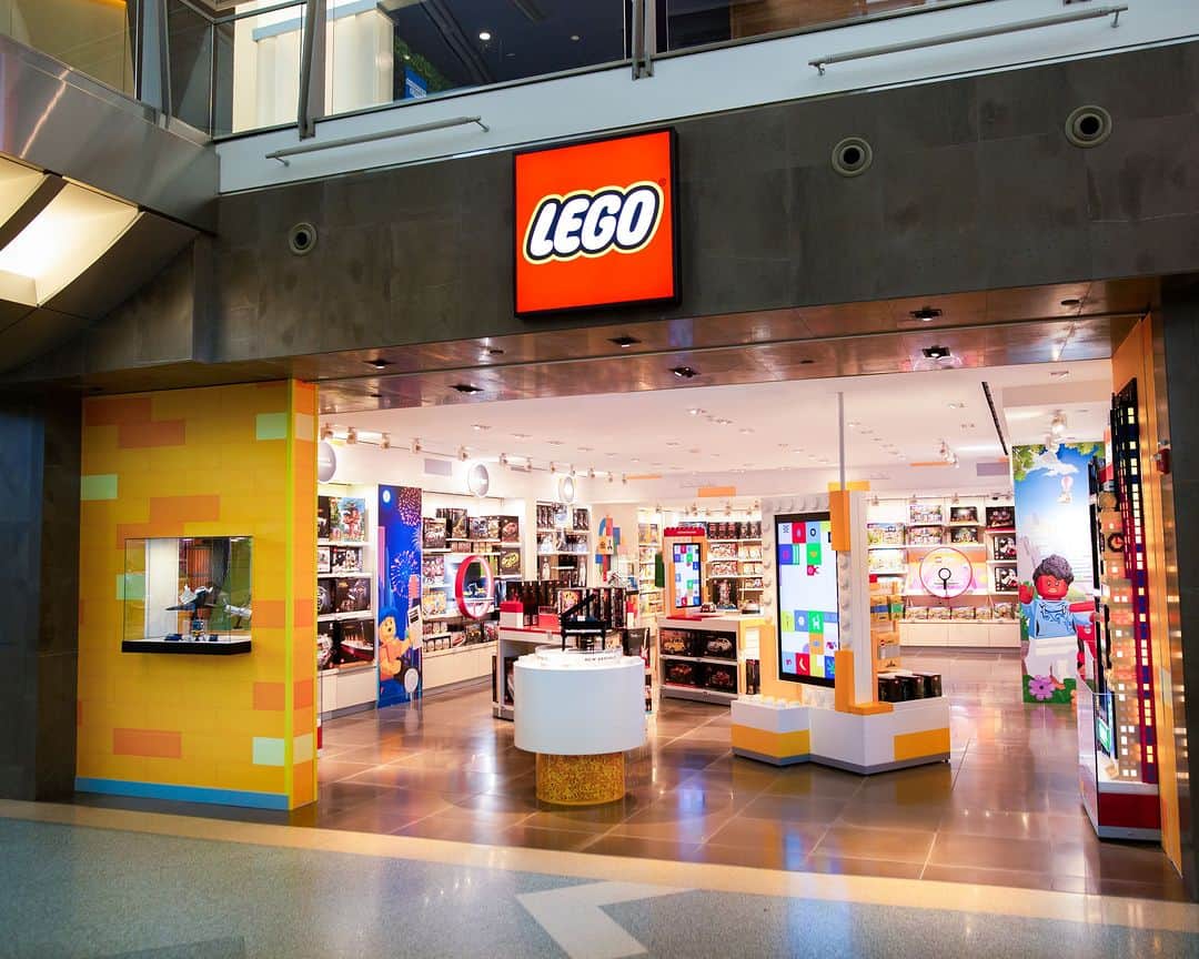 DFS & T Galleriaさんのインスタグラム写真 - (DFS & T GalleriaInstagram)「Ever imagined discovering unique and rare LEGO® treasures right at the airport? ✈️  Your imagination takes flight at The DFS LEGO Airport Store in JFK's Terminal 4, recently awarded the 2023 Best New Retail Concept by ACI in June!​  Get ready to explore great NYC-themed sets and immerse yourself in vibrant LEGO installations.  #DFSOfficial #DFSNYC ​ #LEGO #LEGOCity #JFKAirport ​ #NYC #NewYorkCity #AFOL」10月3日 15時30分 - dfsofficial