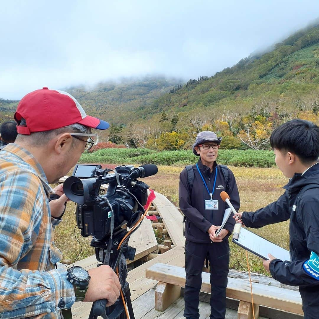 栂池高原スキー場さんのインスタグラム写真 - (栂池高原スキー場Instagram)「【テレビ信州every】本日18:00頃 長野県内の放送ですが本日夕方の県内ニュースで「栂池自然園紅葉」が放送されます https://www.ntv.co.jp/every/ 撮影中は生憎の雲模様でしたが、撮影が進むにつれて晴れて雲も通り過ぎて行き白馬岳まで見える絶景がお出ましでした！ カメラマンさんも絶景をカメラで収めようと大忙し💦 紅葉もこれからがピーク🍁 自然園紅葉情報は下記をチェック❕ 〇栂池マウンテンリゾート公式 https://www.tsugaike.gr.jp/ ◯栂池自然園公式サイト https://sizenen.otarimura.com  #紅葉 #いちばん美しいところ  #栂池自然園  #長野 #小谷村 #栂池高原  #columbia_jp #自然 #大自然 #自然が好き #山が好き #北アルプス #国立公園 #中部山岳国立公園 #星空 #高山植物 #風景 #絶景 #日本の絶景 #トレッキング  #japan #nippon #nagano #otarivillage #nature #travel #trip #mountain #紅葉」10月3日 15時30分 - tsugaike_kogen