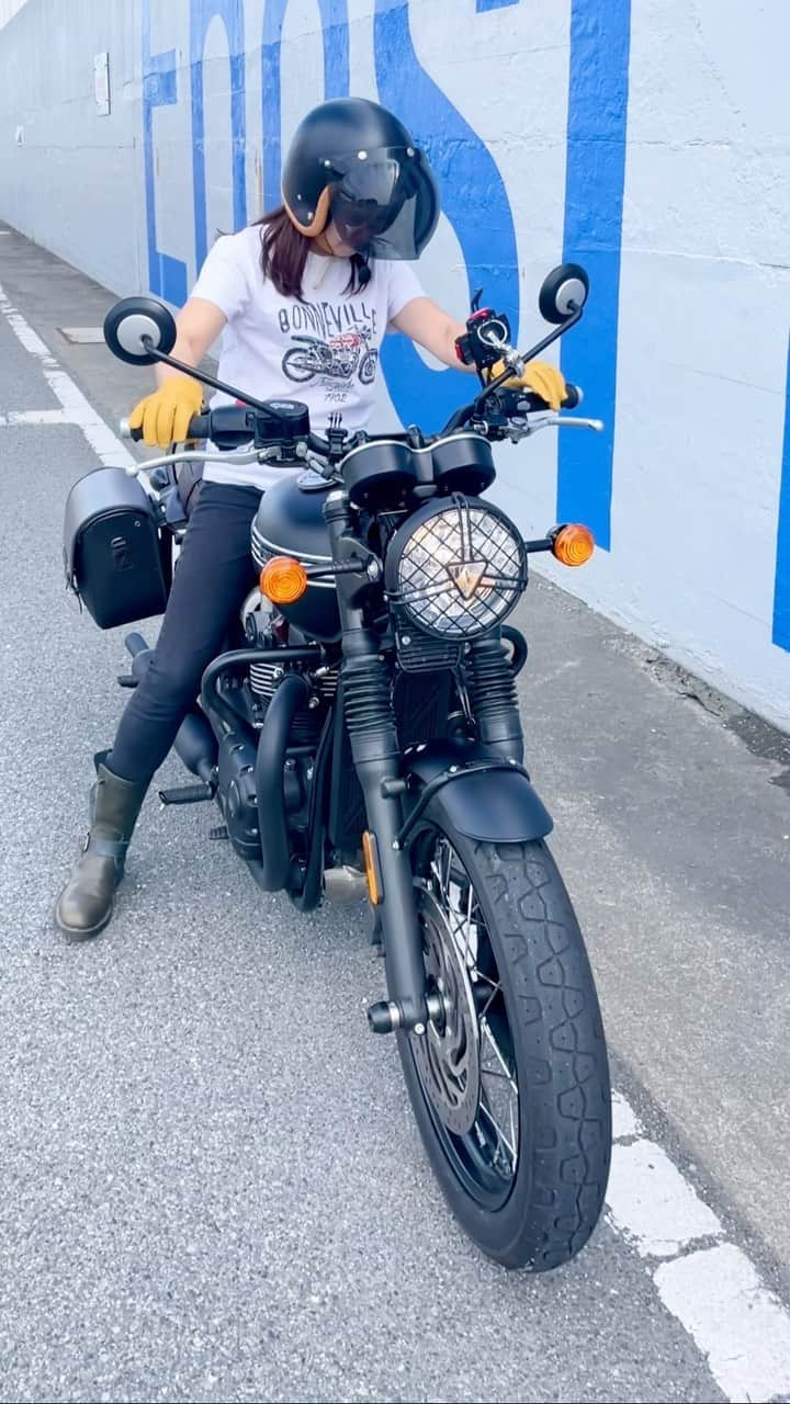 吉永愛のインスタグラム：「久しぶりに乗ったわよ〜🏍️ バイク日和でした♪ #愛loveバイク🏍  #海沿いライダー  #バイクステッカー  #トライアンフ  #夫婦ライダー  #バイク  #バイク女子 #女性ライダーと繋がりたい  #バイク好きな人と繋がりたい  #オト女  #アラフィフ」