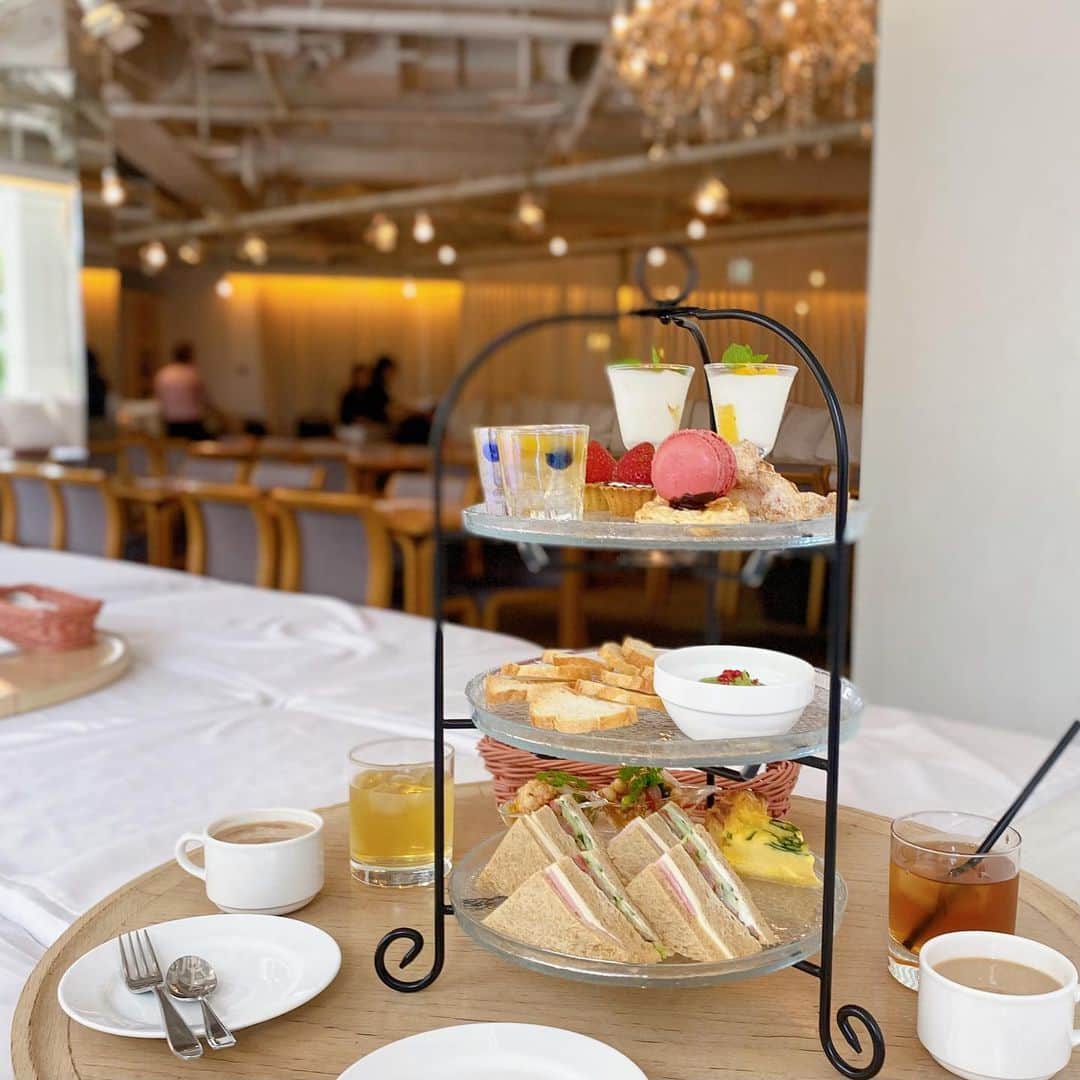 のインスタグラム：「♡ * @chanoma.daikanyama のランチ限定の アフタヌーンプレート🥪☕️ * 身体に優しいセイボリーのボリュームが多く、 デザートまで楽しめて、ドリンクバーがついた大満足のプレート♡ * ▼セイボリー ・キヌアと豆サラダのトマトソース合え ・ほうれん草とにんじんのキッシュ ・野菜のサンドウィッチ ・ハムとチーズのウィッチ ・アボガドディップとライ麦パン  ▼デザート ・ミントゼリー、季節のフルーツのせ ・季節のフルーツタルト ・プチスムージー * チャノマ代官山は、自然光が入ってきて とても気持ちよく過ごすことができます🌿 * 赤ちゃん連れはもちろん、ママ友、ファミリーでも賑わっていました！ 秋のアフタヌーンプレートも他のランチメニューも気になったので、また伺いたいです◡̈🍴 * * #PR #chanoma代官山 #チャノマ #子連れランチ #赤ちゃん連れランチ #アフタヌーンティー #アフタヌーンプレート」