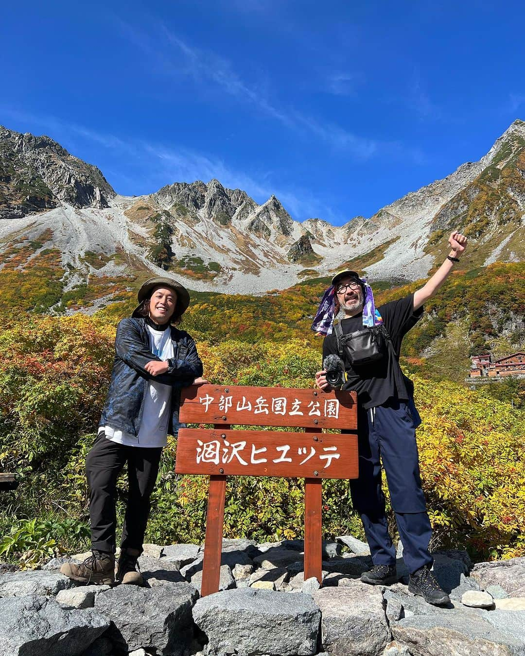 やついいちろうのインスタグラム：「涸沢カール  最高です！　  天気もマックス快晴！  #涸沢カール #涸沢 #涸沢ヒュッテ」