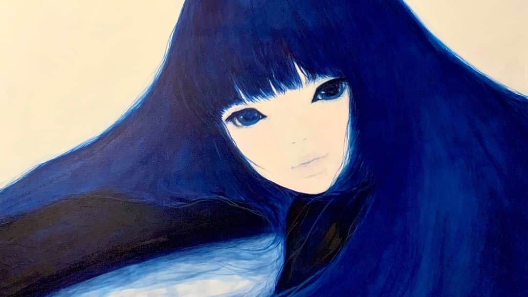 米原康正のインスタグラム：「Ai Natori solo exhibition 「BLUENESS」 2023.10.04~11.07  有楽町阪急7階+DA.YO .NE .gallery 明日10月4日から ai natoriの個展が始まります。  青い色、生物の祖である海の生の色、温度をなくした死の色でもある。 相反するイメージを持ち得る事は、生と死がそれぞれを内包している概念の現れのように見える。２つのものが時にひとつになろうと揺れ動き交錯する様、変化しつづける刹那の感覚を持つ色だからこそ私を始め多 くの人がこの色に魅了され、多様な感情の昇華を試み、また求めるのではないだろうか。 2011年の震災の後、漠然と持ち続けていたこの刹那の感覚がはっきりとし、 だからこそ自分の生きる世界は、より強く、より美しいと感じるようになった。 青い世界を通して、環境と人、我と他、揺れ動き交錯する刹那の強さと美しさを描いていきたい。 　　　　　　　　　　　　　　　　　　　　　ーーーーーーーーーーーai natori  Blue is the color of the sea which is the origin of the creature. On the other hand it’s also the color of the death which lost the temperature. That it can be an image which disagrees seems to be an expression of a concept that life and death include each. That seems to be a sign which mixes unstably in order for 2 of something sometimes to become one and a sense in the moment which keeps changing. Many people are charmed by this color and try sublimation of various feeling including me so, and I think they may find sublimation of various feeling again. After earthquake disaster in 2011, sense in the moment which was being kept vaguely became clear for me. The world through which one lives so came to feel harder, more beautiful. I draw the environment, the strength of the person, me, the other ones and the moment which mixes unstably and beauty through the blue world. 　　　　　　　　　　　　　　　　　　　　　ーーーーーーーーーーーai natori  「そこに彼女がいる。 この作品は絶対的な静けさを持って、 その事実を我々に伝えてくれる。 絵の前に自分がいる。 彼女たちの青に惹きこまれながら 鑑賞者である自分はそこに佇んでいる時間を認識する」 ——————————————————米原康正  “She is in her art. Her art tell us the truth with absolute serenity I am in front of her art. While being fascinated by their bluenee. as a viewer, I realize the time standing there.” ——————————————————Yasumasa Yonehara」