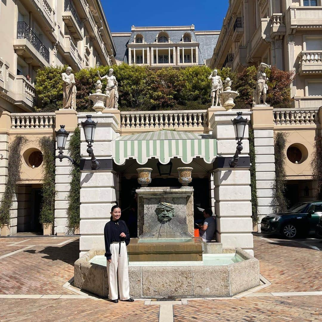 朝井麗華さんのインスタグラム写真 - (朝井麗華Instagram)「モナコ🇲🇨最高峰ホテル Hotel Metropole, Monte-Carlo ホテル メトロポールモンテカルロ  スパはなんとジバンシー @givenchy  Spa Metropole by Givenchy   スキンケアからネイル、メイク、 トリートメントはフェイシャルからボディまで、トータルビューティーが叶うスパ🧖‍♀️  スパの個室の壁のデザインは Karl Lagerfeld 　@karllagerfeld   外観も内装も何かも本当に素敵だった✨  そして光栄にもこちらのスパマネージャーでフランス中で名を馳せるスパ界のスーパースター、ウィリアムさんに施術をさせて頂きました✨  来年またお会いできるのが楽しみです❣️  Monaco🇲🇨Top Hotel Hotel Metropole, Monte-Carlo  The spa is Givenchy @givenchy Spa Metropole by Givenchy  From skin care to nails and makeup, A spa where you can achieve total beauty with treatments ranging from facial to body🧖‍♀️  Spa private room wall design Karl Lagerfeld @karllagerfeld  Everything about the exterior and interior was really nice✨ I'm looking forward to visiting again next year❤️  #hotelmetropole #MonteCarlo #HotelMetropole #HotelMetropoleMonteCarlo #Monaco #Givenchy #KarlLagerfeld  #Reikamethod #traumarelease #traumatherapy #bodymindspirit #subconsciousmind #Tuina  #lifetherapy #Lifetherapist #Orientalmedicine #France #Japan」10月3日 15時46分 - reikaasai