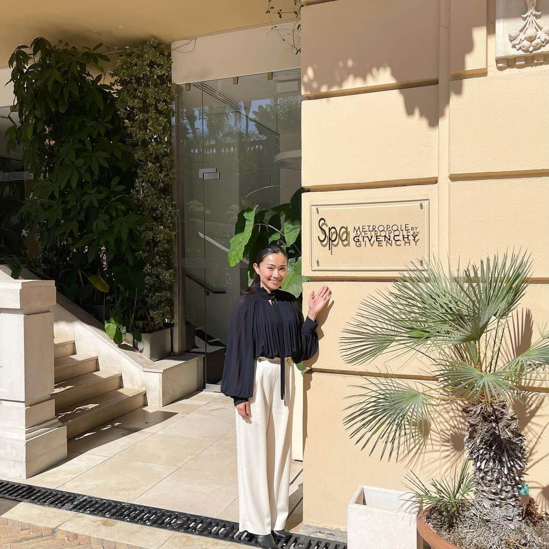 朝井麗華のインスタグラム：「モナコ🇲🇨最高峰ホテル Hotel Metropole, Monte-Carlo ホテル メトロポールモンテカルロ  スパはなんとジバンシー @givenchy  Spa Metropole by Givenchy   スキンケアからネイル、メイク、 トリートメントはフェイシャルからボディまで、トータルビューティーが叶うスパ🧖‍♀️  スパの個室の壁のデザインは Karl Lagerfeld 　@karllagerfeld   外観も内装も何かも本当に素敵だった✨  そして光栄にもこちらのスパマネージャーでフランス中で名を馳せるスパ界のスーパースター、ウィリアムさんに施術をさせて頂きました✨  来年またお会いできるのが楽しみです❣️  Monaco🇲🇨Top Hotel Hotel Metropole, Monte-Carlo  The spa is Givenchy @givenchy Spa Metropole by Givenchy  From skin care to nails and makeup, A spa where you can achieve total beauty with treatments ranging from facial to body🧖‍♀️  Spa private room wall design Karl Lagerfeld @karllagerfeld  Everything about the exterior and interior was really nice✨ I'm looking forward to visiting again next year❤️  #hotelmetropole #MonteCarlo #HotelMetropole #HotelMetropoleMonteCarlo #Monaco #Givenchy #KarlLagerfeld  #Reikamethod #traumarelease #traumatherapy #bodymindspirit #subconsciousmind #Tuina  #lifetherapy #Lifetherapist #Orientalmedicine #France #Japan」