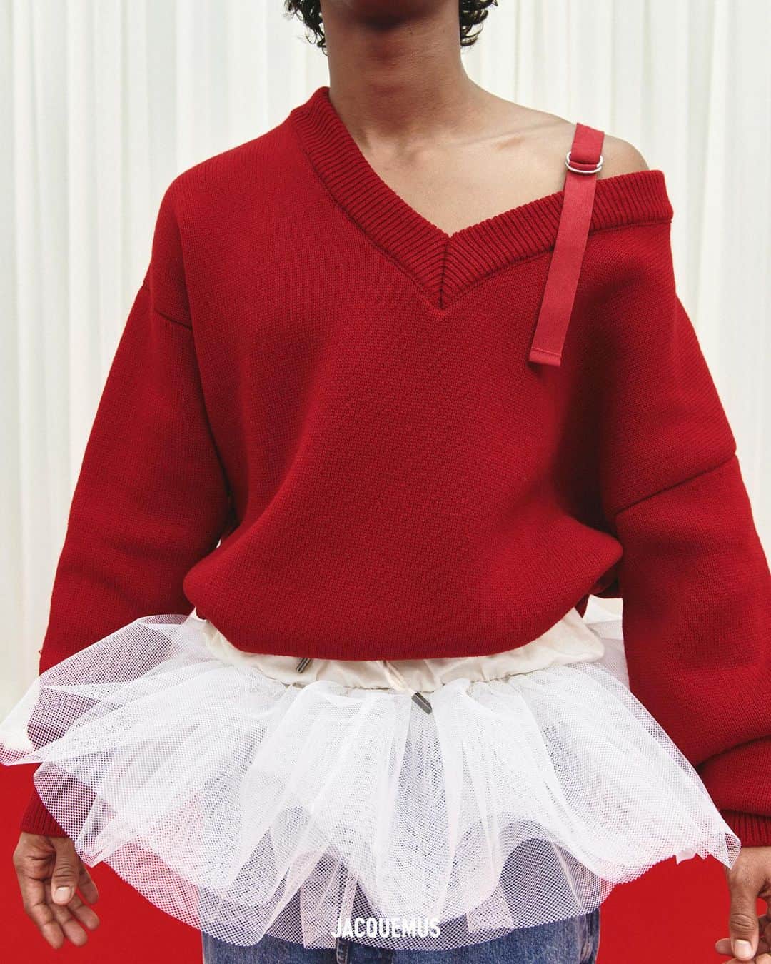 のインスタグラム：「New brand JACQUEMUS  10.5(Thu)〜 at TOMORROWLAND SHIBUYA FLAGSHIP SHOP  photographer :  Oliver Hadlee Pearch  【お問い合わせ】 トゥモローランド 渋谷本店  住所:〒150-0002 東京都渋谷区渋谷 1-23-16 1F・B1F  電話番号:03-5774-1711  営業時間:11:30〜20:00  @tomorrowland_jp  @tomorrowland_womens   #tomorrowland_jp  #tomorrowland_womens」