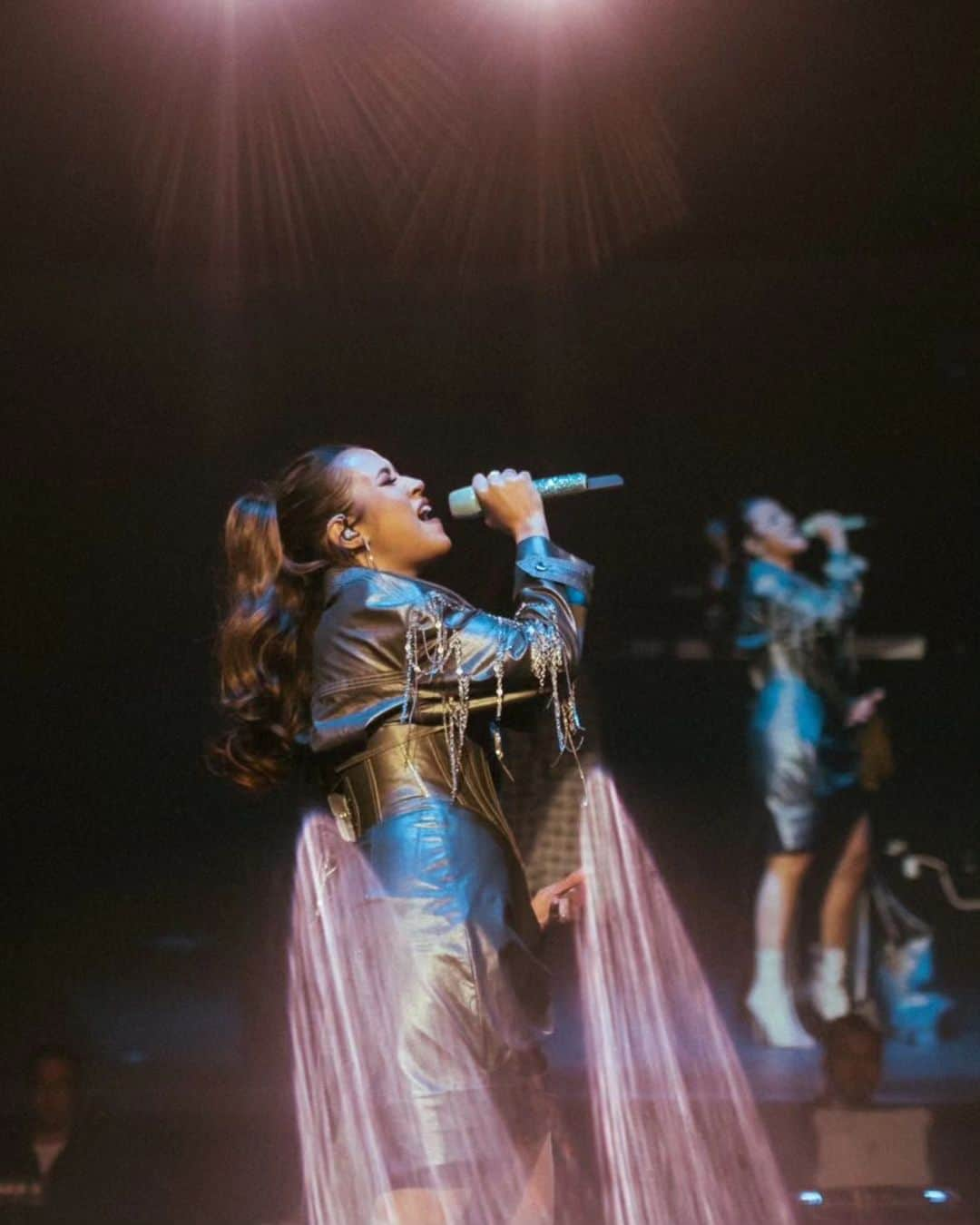 Raisa Andrianaのインスタグラム：「Kembali ke Sydney. Semoga homesick nya terobati sedikit dgn penampilan kami yaa, I love the intimate energy that we shared that night. Smoga bisa cepet manggung buat kalian lagi, but till then, kita LDRan dulu ya! 🫶🏻  Makeup // @ferryfahrizal Hair // @ibaayy___ Styled // @ivanteguhsantoso Dress // @digo.designs Photo // @agrasuseno」