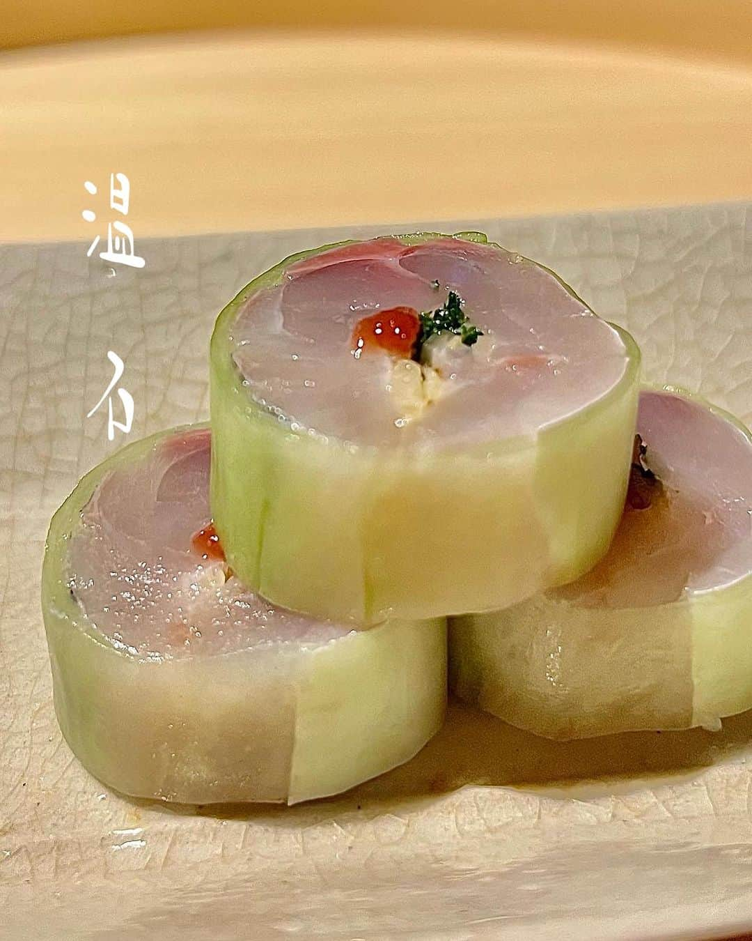 宮崎まこのインスタグラム：「茶懐石 温石🥢日本料理  鯵の胡瓜巻き、梅肉乗せが美味しくて… 10個くらい食べたい所存🥒  とても好みな空間。  #茶懐石温石 #温石 #焼津グルメ #サスエ前田魚店 #日本料理 #日本美食 #美食推薦 #静岡グルメ #予約困難店 #予約困難店グルメ #shizuoka #shizuokajapan」