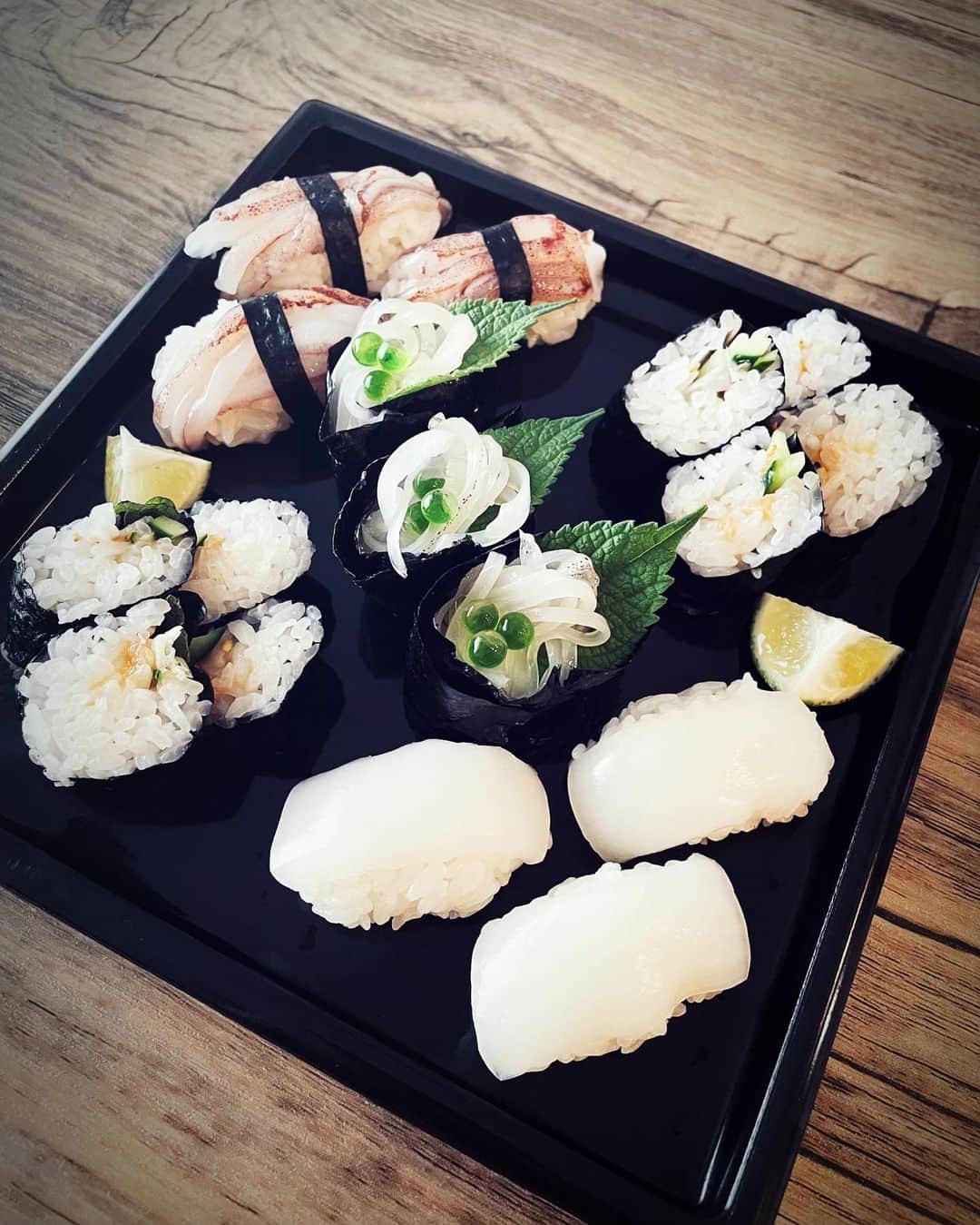 のインスタグラム：「こんにちは😊✨ YouTube撮影でマイカ🦑を釣ったので、こんな感じで作ってみましたよ😁❗️ 久しぶりにお寿司握ったな（笑） 真ん中の軍艦はエンペラ✨ 細巻きも久しぶりに作ったらちょいと中心ズレてしまった（笑） 寿司屋の娘らしからぬですなっ😁また今度改めて父に教わろう❗️ 寿司酢は父の自家製作り置きがあるので美味しくできました❤️ ２枚目の写真は収穫したパクチーとイカのナンプラー炒め❗️ シンプルだけど、これが美味しいのよね〜😋✨ マイカは柔らかくて、生で食べても炒めても程よい甘味があって最高に美味しいです💗🦑 #滝沢沙織 #寿司 #何年振りかに握った #イカ寿司 #イカのナンプラー炒め #美味しくできました #cooking」