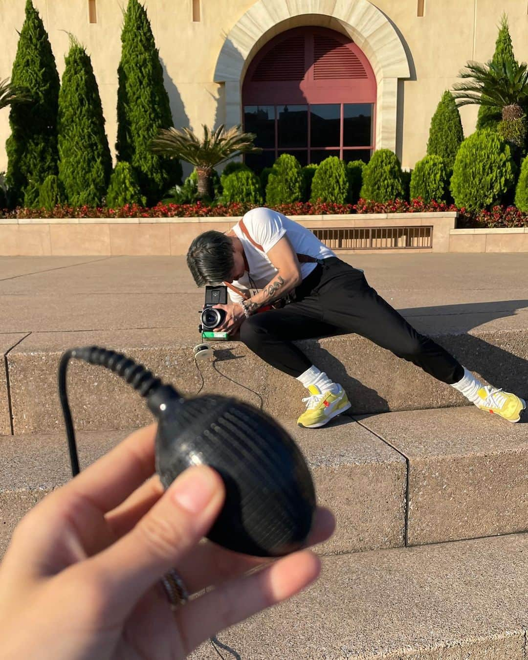 優美のインスタグラム：「- Disney sea!!  誕生日何日あったの??ってくらい盛りだくさんなんだけど、1泊2日。  夕飯前にお散歩がてらDisney sea!!  タートル・トークでクラッシュとお話しできて🐢 Birthday song歌ってくれたよ🥹🩵  バースデーシールも付けていなかったのに、白い甲羅の私を当ててくれてありがとう!!  緊張して頭真っ白になった私にhusbandが耳打ちして「誕生日だからお祝いしてください」って言ってくれたことは内緒🤫笑  幸せな思い出がまたひとつ増えた。 ありがとう♡ @rickeyhirokawa   #disneysea  #タートルトーク #誕生日」