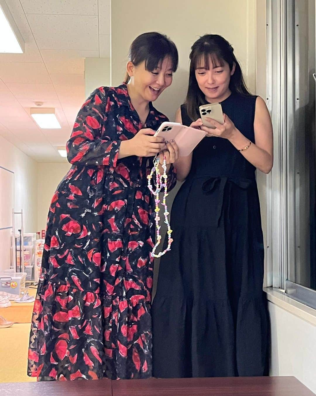 華原朋美さんのインスタグラム写真 - (華原朋美Instagram)「中山エミリちゃんは超天然ちゃん💓だってね、動画送信をするのにエアドロしたらすぐに送れるのにスタジオから出て靴脱いで椅子の上に立って窓際で動画を一生懸命送ってくれてたの💓私も一緒に頑張れ！頑張れ！って言いながらやっと送れて2人で、やったぁ〜💓って。。。可愛い可愛い優しい天然エミリちゃん❤️その純粋な心に私は心暖まりました❤️⭐️⭐️❤️  #中山エミリ　ちゃん　#純粋　#可愛すぎて　#心暖まる　#華原朋美」10月3日 16時07分 - tomomi_kakala