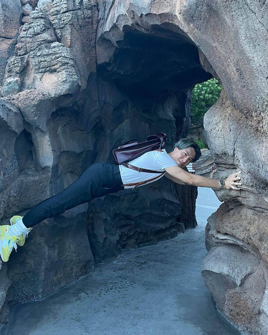 優美さんのインスタグラム写真 - (優美Instagram)「- Disney sea!!  誕生日何日あったの??ってくらい盛りだくさんなんだけど、1泊2日。  夕飯前にお散歩がてらDisney sea!!  タートル・トークでクラッシュとお話しできて🐢 Birthday song歌ってくれたよ🥹🩵  バースデーシールも付けていなかったのに、白い甲羅の私を当ててくれてありがとう!!  緊張して頭真っ白になった私にhusbandが耳打ちして「誕生日だからお祝いしてください」って言ってくれたことは内緒🤫笑  幸せな思い出がまたひとつ増えた。 ありがとう♡ @rickeyhirokawa   #disneysea  #タートルトーク #誕生日」10月3日 16時08分 - yuumi817