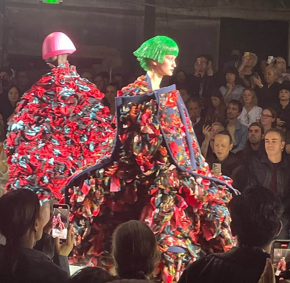 大森美希さんのインスタグラム写真 - (大森美希Instagram)「Comme des Garçons Spring 2024 Ready-to-Wear  Beyond impressive collection. Love it.   コムデギャルソン 2024年春夏コレクション パリランウェイショー  アートも実用も兼ね備えた素晴らしいコレクションでした。まるで抽象絵画を見ているかのような気分で、ピンクやイエロー、ブルーやグリーンのボブのヘアピースも音楽も実に効果的でした。最後はモデルが全て登場、観客の歓声と拍手喝采、スタンディングオベーションで幕を閉じました。  着たいプリントや素材が沢山ある素敵なコレクションでした。  @commedesgarcons  @parisfashionweek  @commedesgarconsparis   #pfw #commedesgarcons #paris #parisfashionweek #fashion #mode #art #reikawakubo   #パリコレ #コムデギャルソン #川久保玲 #パリ #ファッション #アート」10月3日 16時00分 - mikiomori_