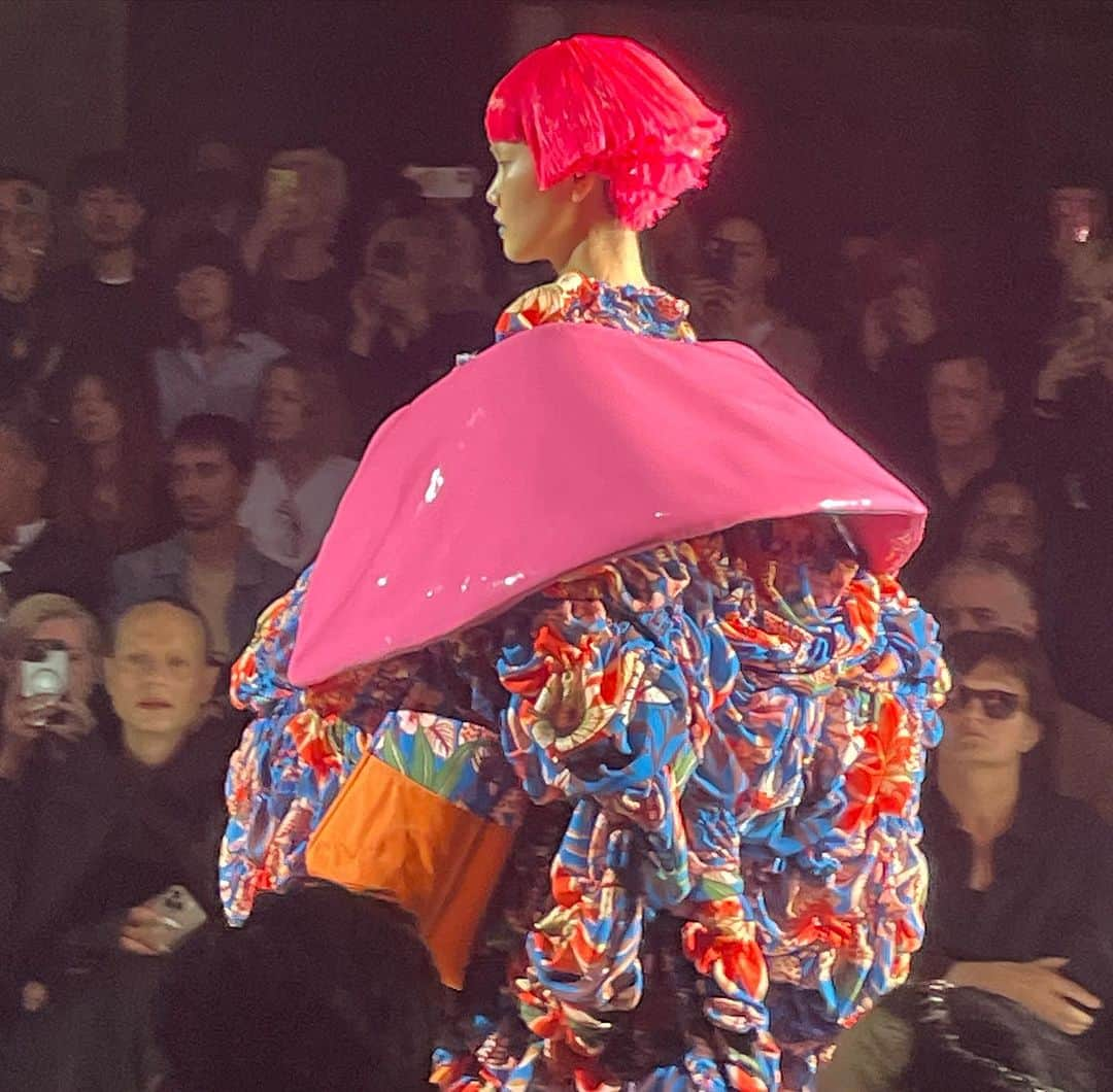 大森美希さんのインスタグラム写真 - (大森美希Instagram)「Comme des Garçons Spring 2024 Ready-to-Wear  Beyond impressive collection. Love it.   コムデギャルソン 2024年春夏コレクション パリランウェイショー  アートも実用も兼ね備えた素晴らしいコレクションでした。まるで抽象絵画を見ているかのような気分で、ピンクやイエロー、ブルーやグリーンのボブのヘアピースも音楽も実に効果的でした。最後はモデルが全て登場、観客の歓声と拍手喝采、スタンディングオベーションで幕を閉じました。  着たいプリントや素材が沢山ある素敵なコレクションでした。  @commedesgarcons  @parisfashionweek  @commedesgarconsparis   #pfw #commedesgarcons #paris #parisfashionweek #fashion #mode #art #reikawakubo   #パリコレ #コムデギャルソン #川久保玲 #パリ #ファッション #アート」10月3日 16時00分 - mikiomori_