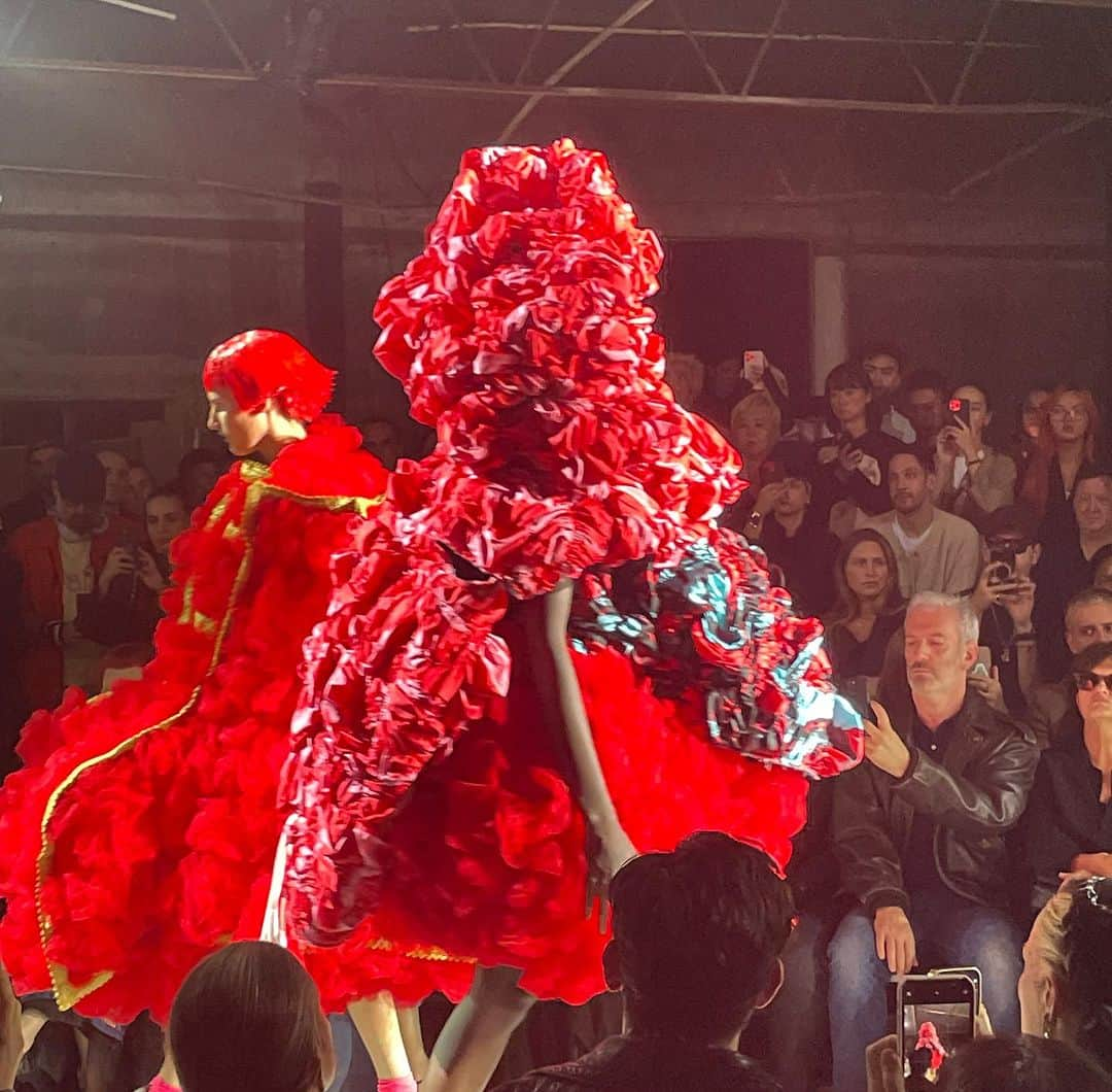 大森美希さんのインスタグラム写真 - (大森美希Instagram)「Comme des Garçons Spring 2024 Ready-to-Wear  Beyond impressive collection. Love it.   コムデギャルソン 2024年春夏コレクション パリランウェイショー  アートも実用も兼ね備えた素晴らしいコレクションでした。まるで抽象絵画を見ているかのような気分で、ピンクやイエロー、ブルーやグリーンのボブのヘアピースも音楽も実に効果的でした。最後はモデルが全て登場、観客の歓声と拍手喝采、スタンディングオベーションで幕を閉じました。  着たいプリントや素材が沢山ある素敵なコレクションでした。  @commedesgarcons  @parisfashionweek  @commedesgarconsparis   #pfw #commedesgarcons #paris #parisfashionweek #fashion #mode #art #reikawakubo   #パリコレ #コムデギャルソン #川久保玲 #パリ #ファッション #アート」10月3日 16時00分 - mikiomori_