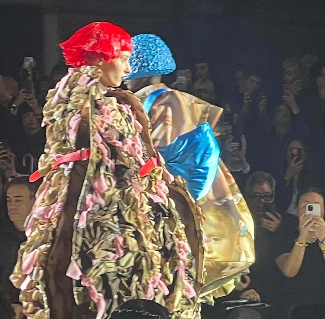 大森美希さんのインスタグラム写真 - (大森美希Instagram)「Comme des Garçons Spring 2024 Ready-to-Wear  Beyond impressive collection. Love it.   コムデギャルソン 2024年春夏コレクション パリランウェイショー  アートも実用も兼ね備えた素晴らしいコレクションでした。まるで抽象絵画を見ているかのような気分で、ピンクやイエロー、ブルーやグリーンのボブのヘアピースも音楽も実に効果的でした。最後はモデルが全て登場、観客の歓声と拍手喝采、スタンディングオベーションで幕を閉じました。  着たいプリントや素材が沢山ある素敵なコレクションでした。  @commedesgarcons  @parisfashionweek  @commedesgarconsparis   #pfw #commedesgarcons #paris #parisfashionweek #fashion #mode #art #reikawakubo   #パリコレ #コムデギャルソン #川久保玲 #パリ #ファッション #アート」10月3日 16時00分 - mikiomori_