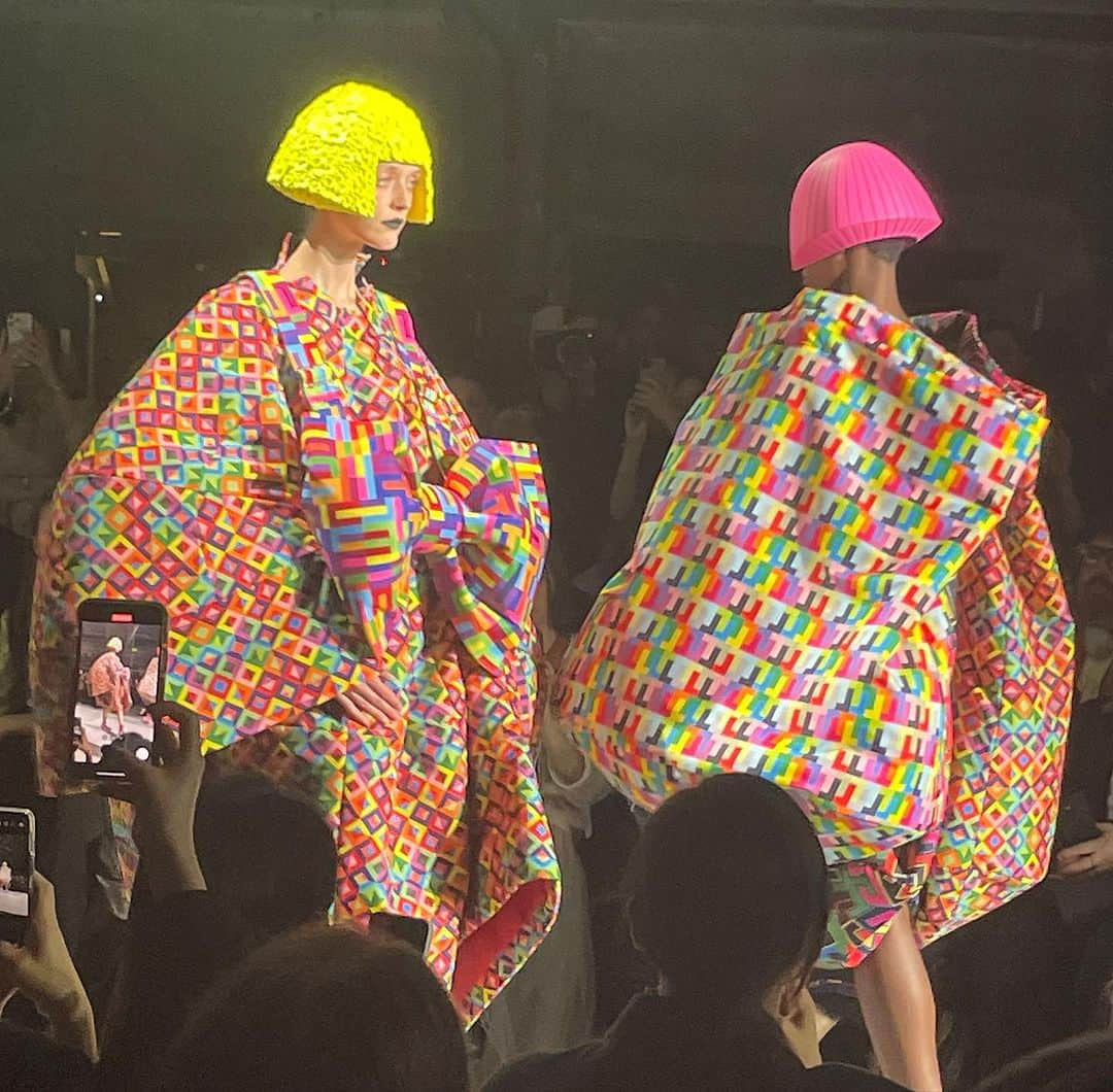 大森美希さんのインスタグラム写真 - (大森美希Instagram)「Comme des Garçons Spring 2024 Ready-to-Wear  Beyond impressive collection. Love it.   コムデギャルソン 2024年春夏コレクション パリランウェイショー  アートも実用も兼ね備えた素晴らしいコレクションでした。まるで抽象絵画を見ているかのような気分で、ピンクやイエロー、ブルーやグリーンのボブのヘアピースも音楽も実に効果的でした。最後はモデルが全て登場、観客の歓声と拍手喝采、スタンディングオベーションで幕を閉じました。  着たいプリントや素材が沢山ある素敵なコレクションでした。  @commedesgarcons  @parisfashionweek  @commedesgarconsparis   #pfw #commedesgarcons #paris #parisfashionweek #fashion #mode #art #reikawakubo   #パリコレ #コムデギャルソン #川久保玲 #パリ #ファッション #アート」10月3日 16時00分 - mikiomori_