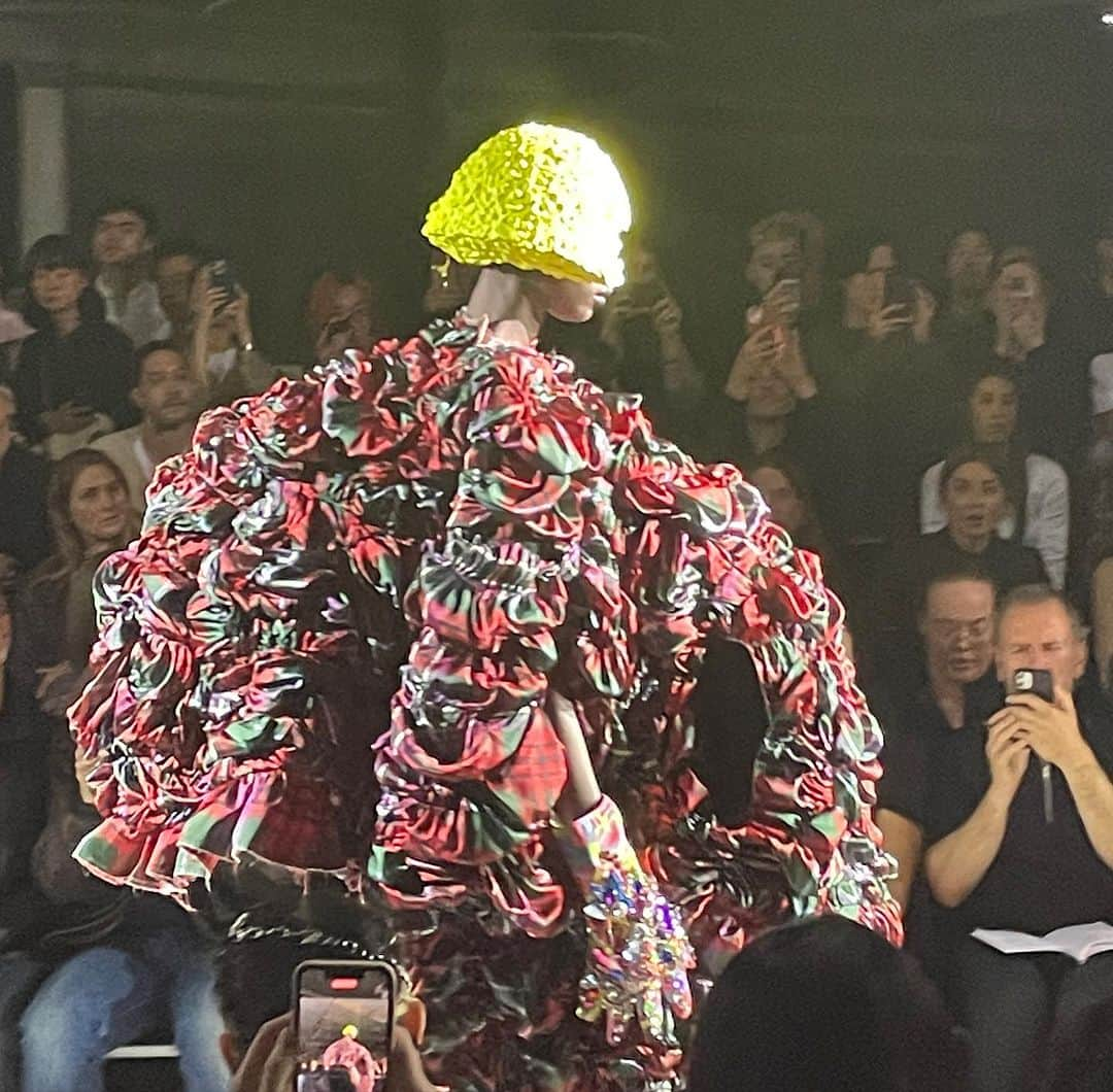 大森美希さんのインスタグラム写真 - (大森美希Instagram)「Comme des Garçons Spring 2024 Ready-to-Wear  Beyond impressive collection. Love it.   コムデギャルソン 2024年春夏コレクション パリランウェイショー  アートも実用も兼ね備えた素晴らしいコレクションでした。まるで抽象絵画を見ているかのような気分で、ピンクやイエロー、ブルーやグリーンのボブのヘアピースも音楽も実に効果的でした。最後はモデルが全て登場、観客の歓声と拍手喝采、スタンディングオベーションで幕を閉じました。  着たいプリントや素材が沢山ある素敵なコレクションでした。  @commedesgarcons  @parisfashionweek  @commedesgarconsparis   #pfw #commedesgarcons #paris #parisfashionweek #fashion #mode #art #reikawakubo   #パリコレ #コムデギャルソン #川久保玲 #パリ #ファッション #アート」10月3日 16時00分 - mikiomori_