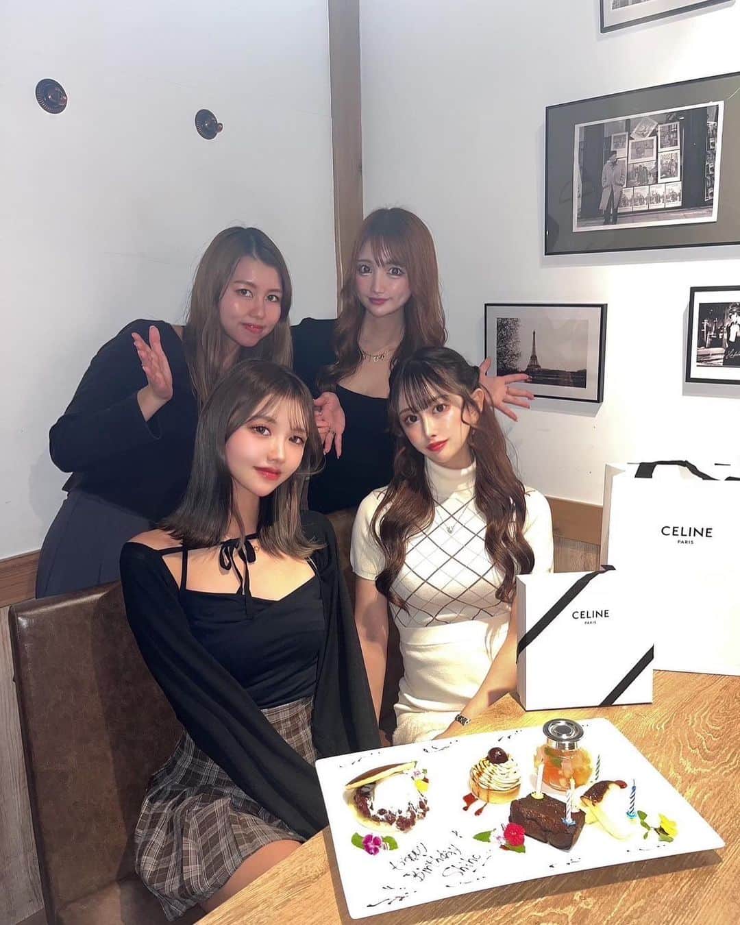 のインスタグラム：「. . 素敵なお店でお祝いしてもらったよ🎂🩷 @mayu_03pichu @maho_stagram__ @mio0719  . . 恵比寿のとっても美味しいレストランで🍽️ (( @au_gamin_de_tokio )) . ここのお料理どれもほんっとに美味しくて感動💞 フワッフワのトリュフオムレツやばかった🤫🤍 . . . プレゼント🎁も頂いちゃって！ 素敵なお誕生日にしてくれて本当にありがとう🧡🧡 . . .」