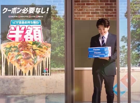 赤澤遼太郎のインスタグラム：「#ドミノピザ #お持ち帰り半額 のCMに また起用していただきました！😁  今回は好きな時にいつでも！ ということで色々な格好をしてます！！  お持ち帰り半額！お好きなピザを🍕  好きなだけ！  みなさんも是非！ 一緒に楽しみましょう！！  #赤澤遼太郎 #CM」