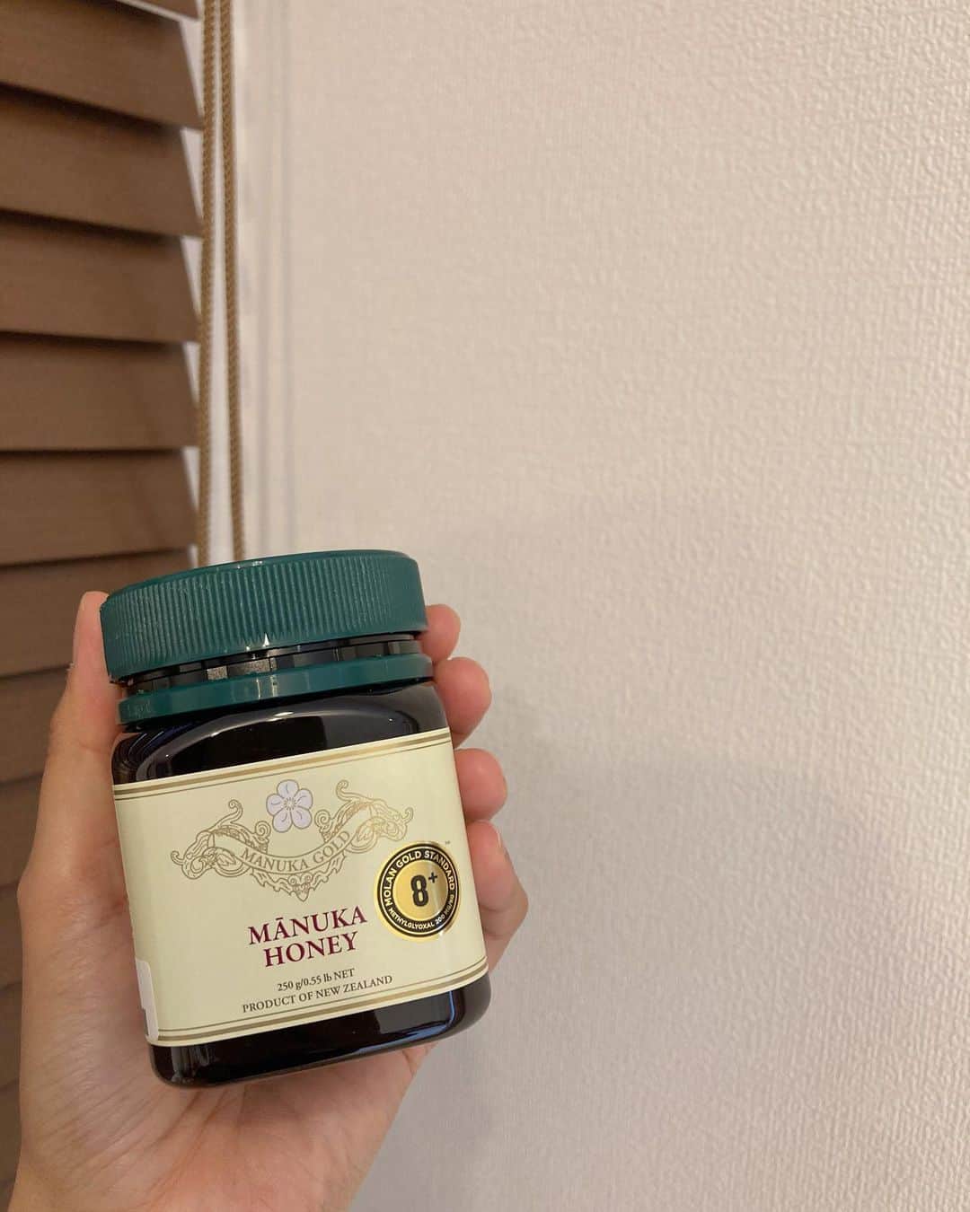 のインスタグラム：「マヌカハニーレモン水始めました🍯🍋  急に湿度もさがりカラッとした天気に!! 洗濯物も早く乾いて嬉しいのですが、肌や喉が乾燥したり風邪をひきやすくなったり、気をつけないといけない事もたくさん!!  我が家は毎年秋頃から健康のためにマヌカハニーレモンを飲むようにしているのですが、今年は1発目はこのマヌカハニーにしました☺️  #乾燥対策  #風邪予防 #マヌカハニー #赤ちゃんのいる生活」