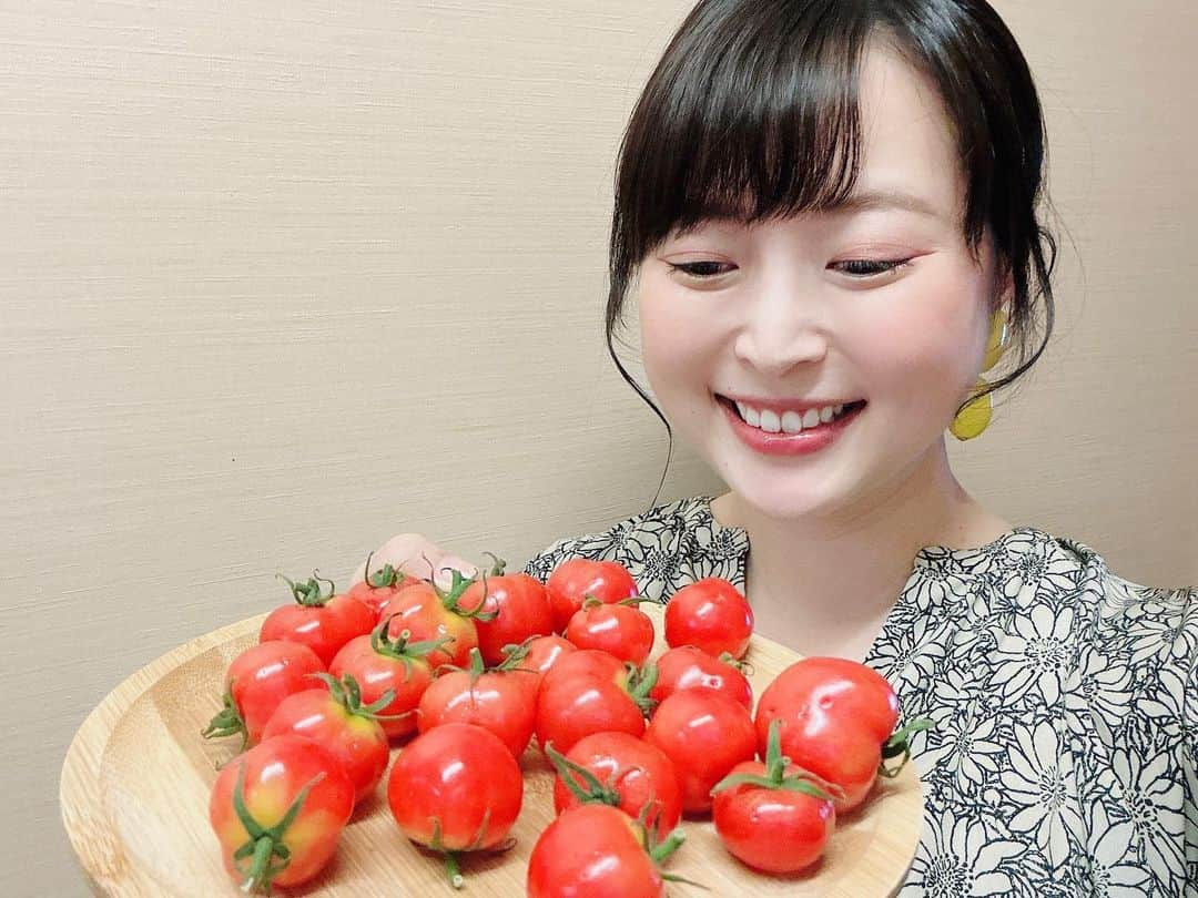 青木栄美子さんのインスタグラム写真 - (青木栄美子Instagram)「. 【楽しいぷにぷにトマト「呉羽キャンディ」】  クラファンで応援しておりました 呉羽株式会社さんから ミニトマトの「呉羽キャンディ」が届きました！🍅  ミニトマトが苦手な農家さん３人が 呉羽で力を合わせて作ったミニトマトで、 「プチぷよ」という品種なんだそうです😊  SNSでクラファン募集のページを見かけ、 珍しい野菜が好きで、地元の企業さんということもあり 微力ながら応援させていただくことにしました😌  呉羽キャンディは品種名のとおり、 指で触るとぷよぷよと弾力のある感じ。  表面がチュルンと光沢があって見た目の赤も鮮やか。 とっても美味しそう🥰  早速食べてみると、 まず、ぷるんとした歯ざわりに驚き！ 既存のトマトのイメージには無い 「プニプニ！」の食感がクセになります😁❣️  味はとてもまろやかで、優しい甘み。 キュンとした酸味は少なめ。 トマトの青臭さや酸味が苦手なお子様でも 美味しく食べられそうです！  そのままでも美味しいですが、味にクセがないので、 さまざまな料理に活用できそうですね✨✨  とても皮が薄く傷がつきやすそうで 栽培農家さんも 大変苦労なさっていると思いますが、 陰ながら応援しておりますッ📣✨✨  ごちそうさまでした😋✨  @kureha_candy_tomato   #呉羽キャンディ  #ミニトマト #プチぷよ  #プチぷよトマト  #氷見 #氷見市  #民宿あおまさ  #氷見の民宿 #女将  #女将のいるお店」10月3日 16時10分 - emikooo000