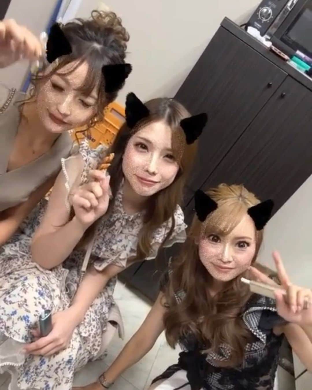 黒咲ゆうきのインスタグラム：「10月も始まりました🌕 9月から5年？6年のブランクがありますが、 熊本シェルトンで久々夜復帰してます🍾🍷 職場環境も凄い良くて、可愛い子綺麗な方多くて刺激的な毎日を送ってます😊 是非飲むならシェルトンで🍺🍻🥃🍾 #kumamoto #熊本 #ギャバクラ #キャパ嬢 #熊本シェルトン」