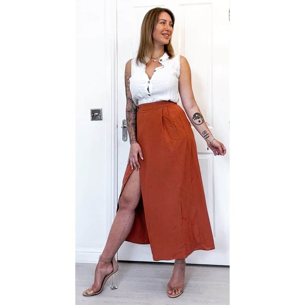 トレーシー・キスのインスタグラム：「Your thoughts on this skirt? 🧡 Use my code "23FW331" at @sheinofficial for a 15% discount on your purchase 🌟   I'm all for autumn colours and absolutely adore SHEINS fall range, there is so much to choose from! Adding a few seasonal staple pieces is such a quick and easy way to instantly update your wardrobe and brings a splash of colour and style to keep ontop of trends without breaking the bank. What is your favourite autumn colour? 🍂   Product code: Sz2305193821090609 Dress Size: UK8 Thank you @sinan_sahin @sintillatetalent for arranging this collaboration   #SHEIN #SintillateTalent #TalentTeam #Sinfluenced #ad #sheinfall #sheinfrontrow」