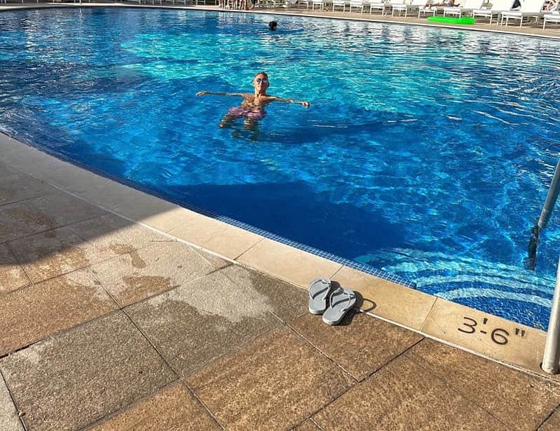 市川海老蔵 （11代目）のインスタグラム：「* Enjoying the pool as no one was there🩵 Nice. Had an impression that it’s always crowded, but things are different when it’s off the season-‼️ A new finding💕  人いなかったので  プール🩵  いい感じ、  いつも混んでる印象ですが、  シーズンずれると違うなー‼️  発見です💕  #市川團十郎白猿 #市川海老蔵 #海老蔵 #市川新之助 #成田屋 #歌舞伎 #歌舞伎座 #和 #舞台 #三千世界 #ABKAI #ABMORI #ebizoichikawa #ebizo #kabuki #thunderparty #theater #theaterarts #actor #kabukiactor #japan #classic #traditionaljapan #japaneseculture #japan_og_insta #performingarts」