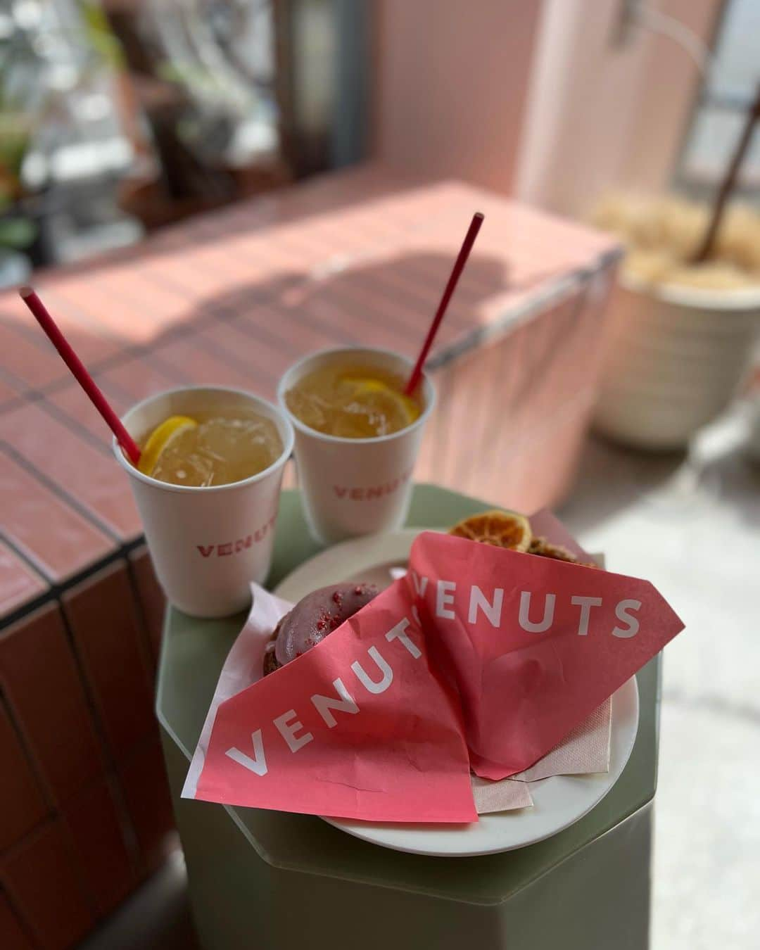 早川愛さんのインスタグラム写真 - (早川愛Instagram)「🍩🍋🦩🌴  9/23 new open VENUTS🩷 @venuts_official   ドーナツもレモネードもおいしかった😋🩷 ドーナツはすごくしっとりしてて優しい甘さ🍩💜  ・  #ドーナツ屋さん #ドーナツ #レモネード #用賀カフェ #用賀グルメ #用賀 #世田谷カフェ #世田谷グルメ #世田谷」10月3日 16時14分 - megumegu_1006