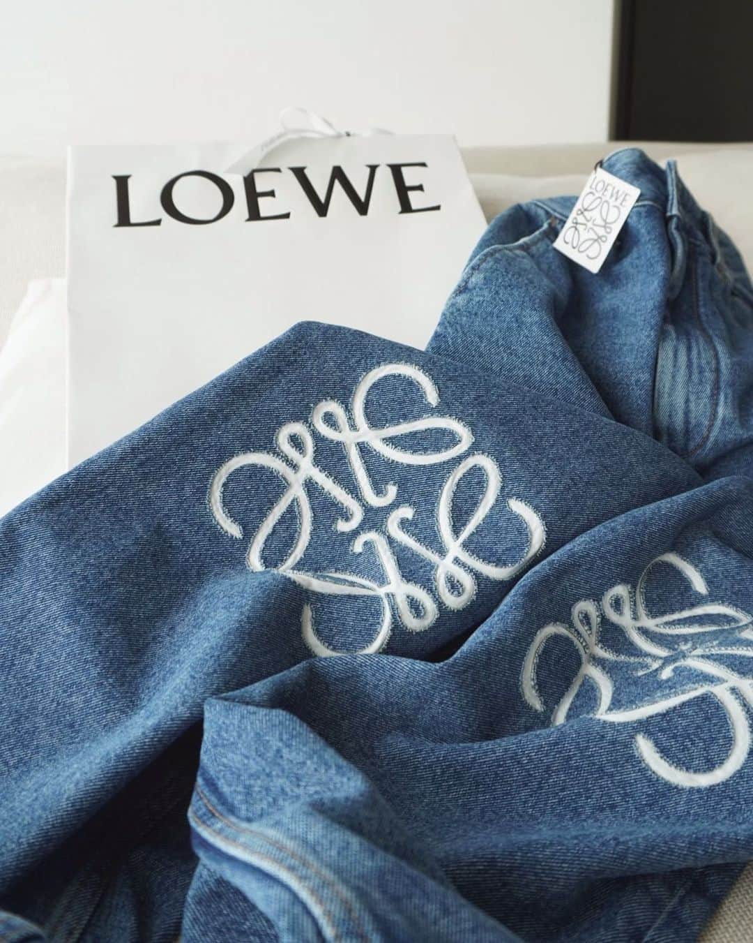 のインスタグラム：「@loewe  やっぱり気になってお店に行ったらラス1だったから🫶🏻♡ 時差投稿💭」