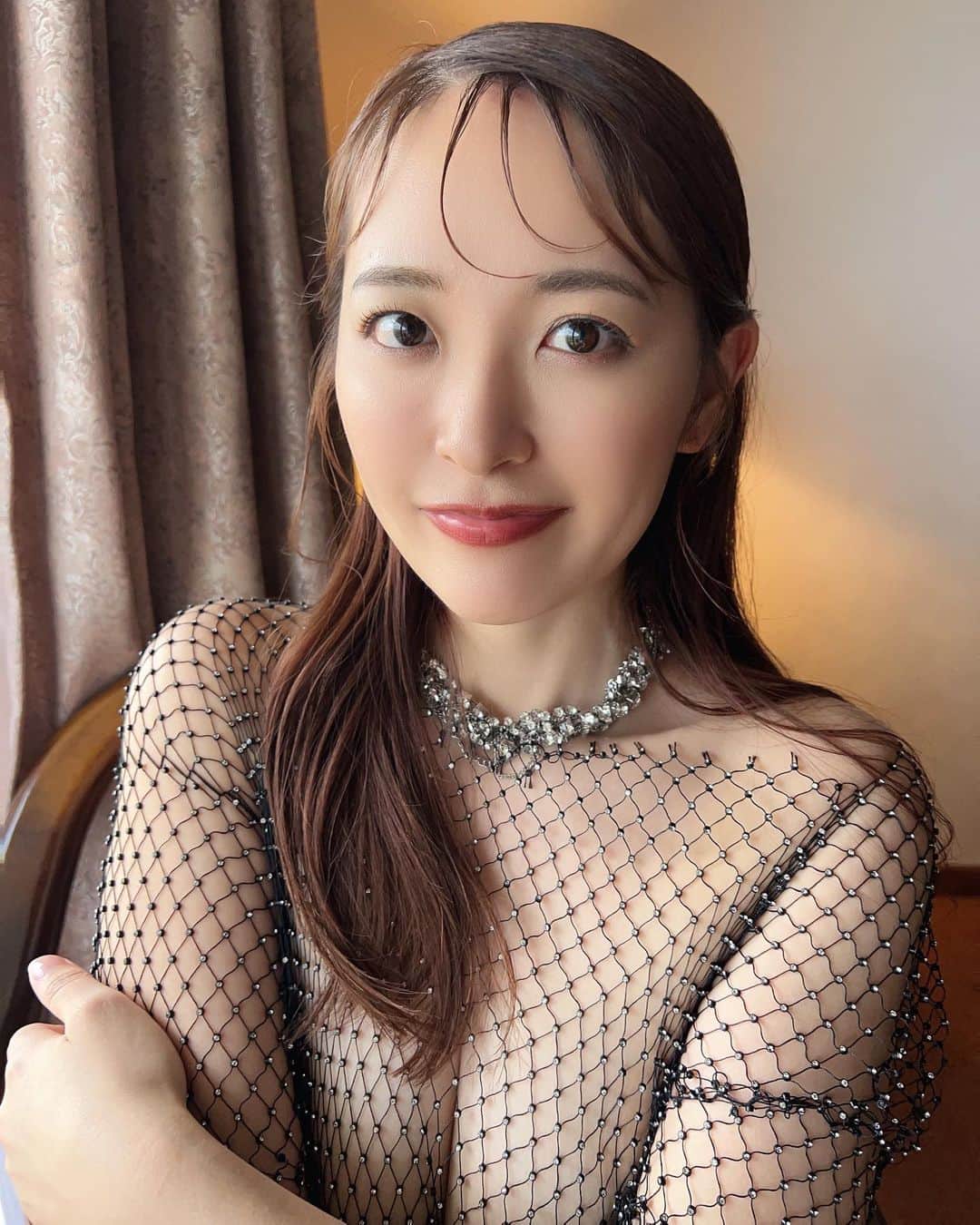 柳瀬さきのインスタグラム：「10/30発売写真集『Laugh』  予約開始してます☺️ 是非みてくださいっ！」