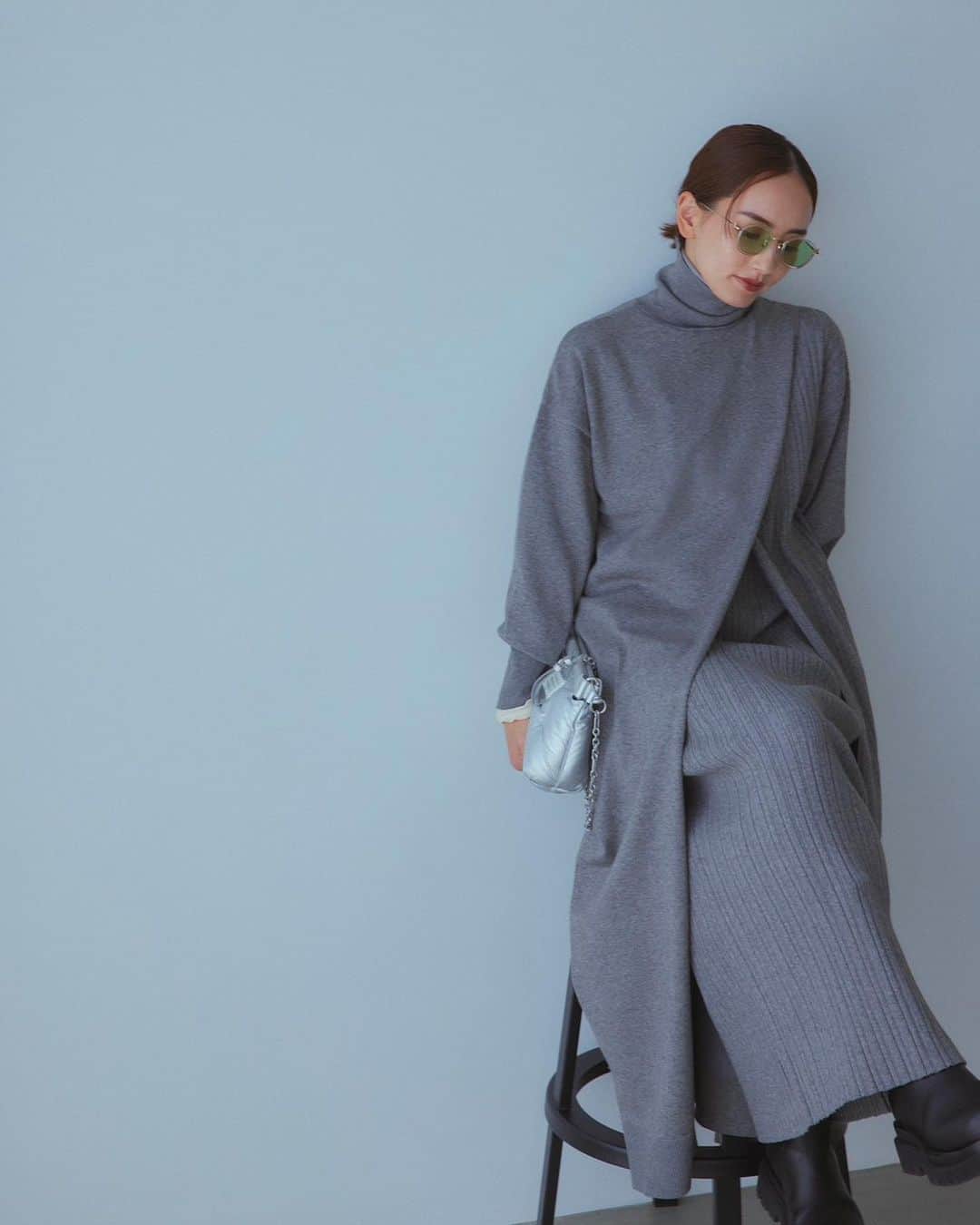オブレクトのインスタグラム：「辻元舞さんとoblektのコラボアイテム、好評発売中です🌿 今回のコラボのコンセプトはデザイン性や着心地、機能性はもちろんのこと、1着で何パターンも着られる「着回し力」のある服🌿舞さんのこだわりがたっぷり詰まっています✨  マルチウェイニットアンサンブル  Color.ブラック / チャコール ¥29,700（include tax）  ノースリーブワンピースとタートルネックプルオーバーのレイヤード仕様になったニットアンサンブルは、上下セットではもちろんそれぞれ単品でも使える、着回し力の高さがポイント！ニットONニットでももたつくことなくすっきり着られるよう、タートルニットの肩から裾にかけて大胆に斜めスリットを入れたり、更にインナーワンピはVネックとクルーネック、前後どちらも着られるデザインに✨ボディラインがすらっと見える長めの着丈で小柄体型の方にもおすすめです🌿  詳しくはoblekt 公式オンラインショップをご覧ください💛  #oblekt #オブレクト #辻元舞 さん」
