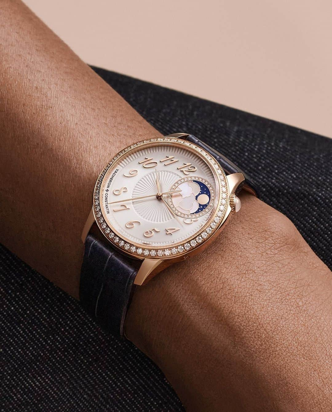 ヴァシュロン コンスタンタンのインスタグラム：「A prism of craftsmanship 🌜  💞 Haute Horlogerie and Haute Couture come together to create the Egérie Moon Phase.   An offset circle glittering with 36 diamonds displays a dreamlike vision of time, with the 18K gold moon appearing in a starry sky revealed behind clouds formed by a delicate mother-of-pearl assembly.   ✨ The enchanting charm of this model is further enhanced by its opaline silver dial and pleated pattern, inspired by the delicacy of Haute Couture fabric.  #VacheronConstantin #OneOfNotMany #vacheron #thehourlounge #watches #watch #watchesofinstagram #horology #watchoftheday #instawatch」