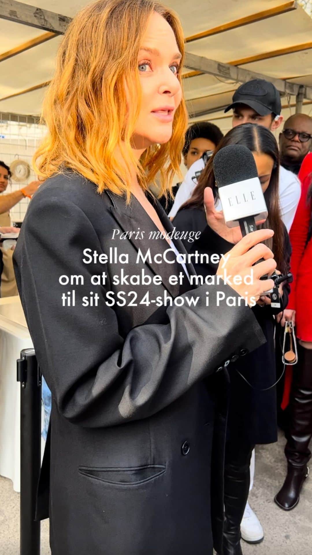 ELLE DKのインスタグラム：「Da @stellamccartney mandag viste sin SS24-kollektion i Paris, var det med et vaskeægte, fransk marked som catwalk. Her kunne gæsterne gå på opdagelse i alt fra innovative materialer til vintage-items fra kollektionens bidragsydere. Hør her designeren selv fortælle om hensigten bag.」