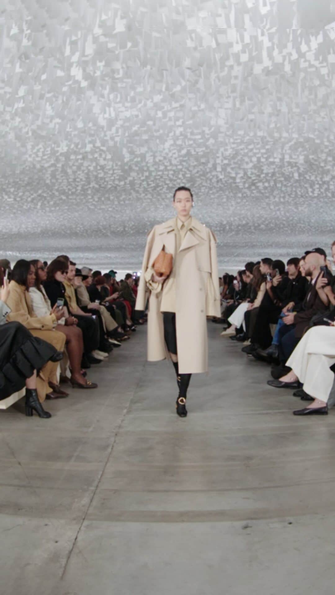 ジルサンダーのインスタグラム：「#JILSANDER  Women’s and Men’s Spring/Summer 2024 Watch the full show on jilsander.com   #JilSanderbyLucieandLukeMeier」