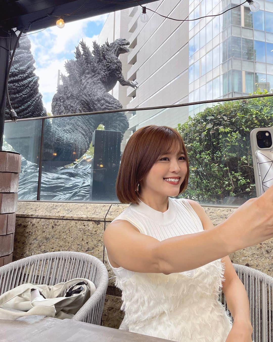 東紗友美さんのインスタグラム写真 - (東紗友美Instagram)「🎥ゴジラに一番近いカフェと美容について🦷  このロケーションみてください🔥 ゴジラ好きは堪りませんよね...！ まもなく試写会で#ゴジラマイナスワン も拝見させていただく予定なので気持ちを盛り上げるべくゴジラカフェへ。『シン・ゴジラ』のゴジラをベースとした全長約3mのゴジラ像、ゴジサマの背面をじっくりと拝むことができます。なんせこの距離ですからね。 ゴジラに近いだけじゃなく、お料理もとってもおいしかった🍝 この日比谷のエリアは#日比谷ゴジラスクエア というエリアなんですよ。ちなみに昔日比谷にいた旧ゴジラ像は2018年にTOHO シネマズ日比谷に移設しました。 映画館では威厳ある旧ゴジちゃんよ姿も見ることができます👀  一緒に行ったのは、もはや阿吽の呼吸で語り合う←加藤るみちゃんと♡ るみちゃんとはLINEもほぼ毎日している気がします❤️‍🔥 映画好き女子ズで行く、ゴジラカフェで過ごす時間は楽しかったですね。  そうそう💭 二人とも同じホワイトニングに通っていて。そのサロンの良さも語り合っていました。 @teethart4618  #ティースアート日比谷  ピッカピカになるんですよね🦷✨ 一年に約1回の来院になっていたみたいなのですが、それでも今サロンにあるホワイトニングのカラー一覧で最も白いところまで白さを出すことができました。 ホワイトニングは顔全体が明るくなるからオススメの美容です☺️  #ザブルー　#theblue #日比谷シャンテゴジラスクエア　#ゴジラスクエア　#映画　#ティースアート　#ホワイトニング　#ホワイトニングサロン」10月3日 21時51分 - higashisayumi