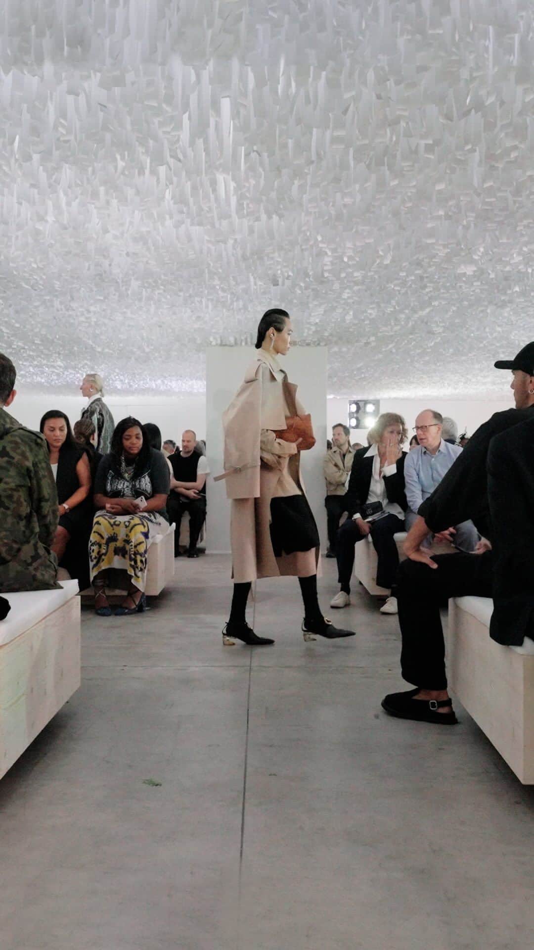 ジルサンダーのインスタグラム：「#JILSANDER  Women’s and Men’s Spring/Summer 2024 Watch the full show on jilsander.com   #JilSanderbyLucieandLukeMeier」