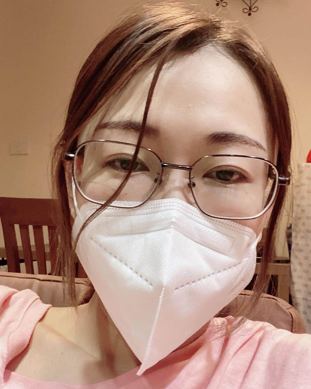 桜 稲垣早希のインスタグラム：「子供の風邪移される率99.89%  これは使徒と人間の遺伝子構造の酷似率と同じなのである。  愛おしい息子を側で看病したい気持ちと、咳をするたびに『ひええええ😂』という気持ち まさにヤマアラシのジレンマ いや、 ヤマアラシのtheレンマ！！！！  赤木リツコ博士でタイでロケがしたいというのに、、  一昨日から発熱→子供元気→親ダウン←イマココ  家でもゴツいマスクして手洗いうがい鼻うがいをこまめにやりタオルも変えて消毒してもこのザマです。  私の免疫力が低すぎるのか？？  こんな時どんな予防すればいいのかわからないの、、  クローンに頼ればいいとオモウヨ。 あはははははははは  #エヴァンゲリオン大好き #桜稲垣早希 #りおなり #タイ移住 #3歳男の子育児 #海外子育て #タイ #バンコク #りおなり夫婦のビログ旅 #風邪 #子供の風邪うつる #ヤマアラシのジレンマ」