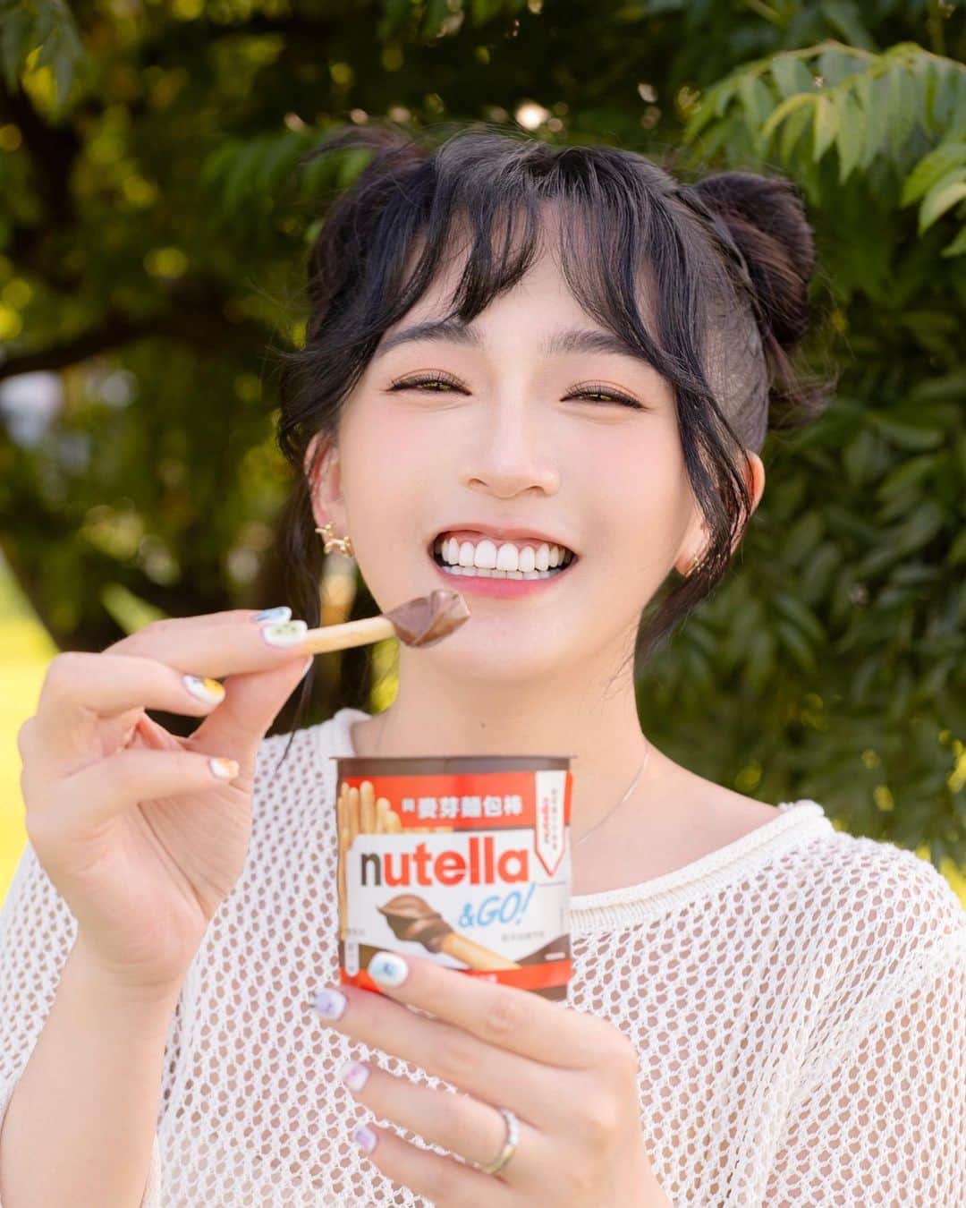 陳語謙さんのインスタグラム写真 - (陳語謙Instagram)「出發吧～吧啦吧～ 仰頭是藍天白雲🌤️☁️是山是水是森林🌳 之後也想帶阿妍多多擁抱大自然～～～🏕️ 在草皮上跑跑跳跳⁾⁾⁾去探索～玩水🔫💦 吃著烤肉～一起看著月亮數星星 帶著能多益餅乾～˒˒( ◍′༥‵*◍)跟大家分享～  🍫能多益榛果可可威化棒（特別喜歡⸝♡） 一口就會愛上💕咬下去～有爆漿的感覺 完美的結合呀～～～ 還有小麥脆粒～口感超棒ദി᷇ᵕ᷆)♡ （一包裡頭都是單個包裝不沾手🖐🏻）  🍫能多益榛果可可醬（永不過時的經典✨） 柔滑綿密的口感～豐富的層次～ 每次都忍不住多抹一點𐃆 簡單搭配🍞短時間就能製作出美味料理� 🍫能多益餅乾（還有愛心圖案ꔛ♡） 超級香脆的威化餅乾+ 榛果可可醬 不甜不膩一吃就是好幾塊 還有🍫能多益隨手杯.ᐟ.ᐟ.ᐟ�  💌活動資訊💌 -在2023/9/06 - 2023/10/31 凡購買任一能多益指定商品就有機會抽Snow Peak帳篷和Marshall藍牙喇叭以及多達共100份豐富產品🎁  #NUTELLA #能多益#露營就要能多益」10月3日 21時54分 - cyc.85
