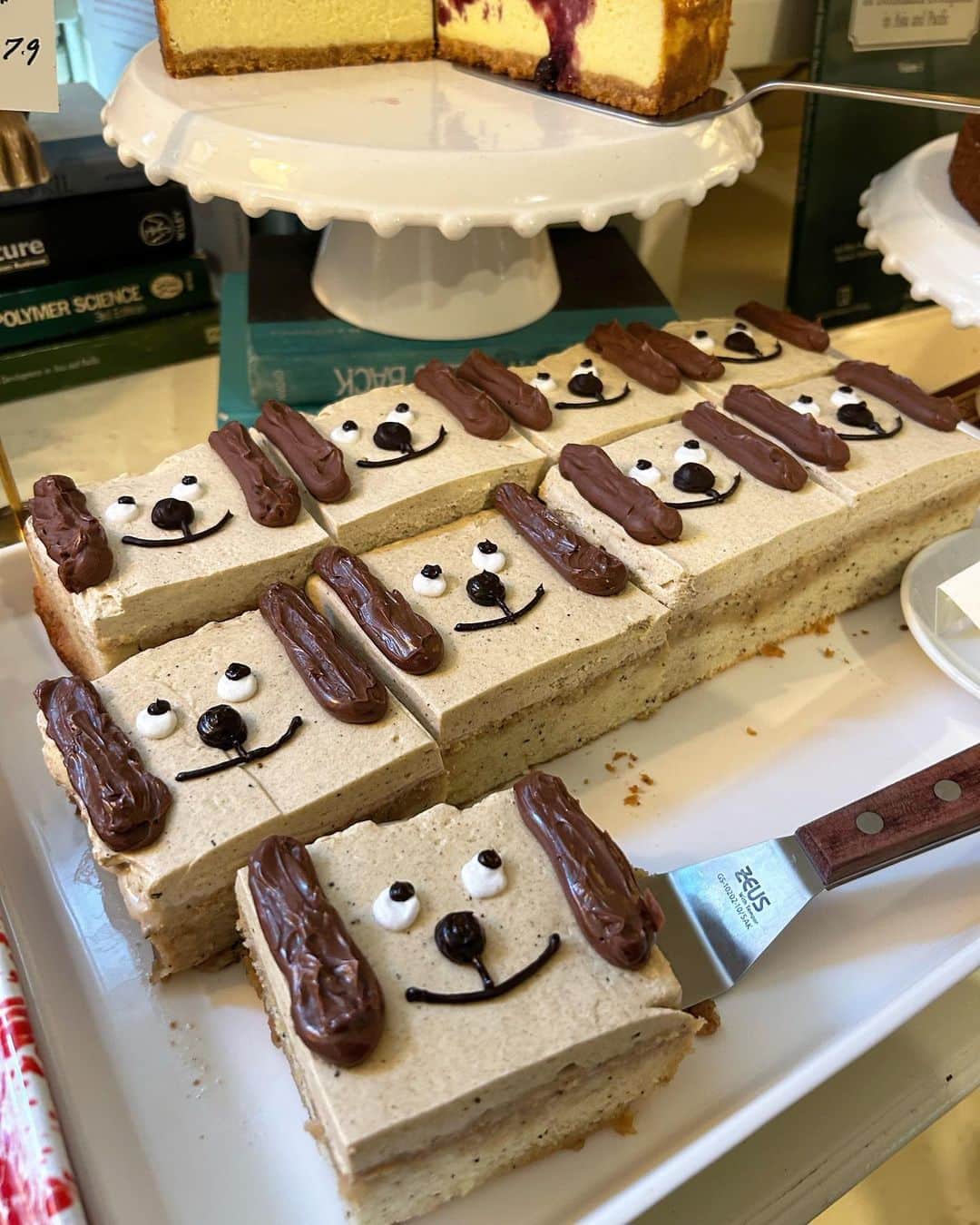 リサのインスタグラム：「可愛いカフェがいっぱいだったよ〜🐶☕️  #韓国カフェ」