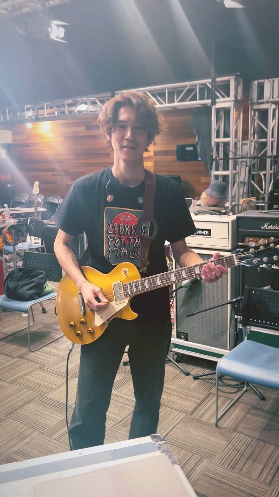 亀本寛貴のインスタグラム：「今週末は高崎音楽祭でGLIMSPANKYワンマンですー^_^ チケットSold out！ありがとうございます！ なんとLOVE PSYCHEDELICOのNAOKIさん @naoki_lovepsychedelico とKUMIさんがゲスト出演して下さいますー！😭 来られる皆様一緒に最高に楽しみましょうー！^_^  ナオキさんのレスポール気持ち良い〜🎸」