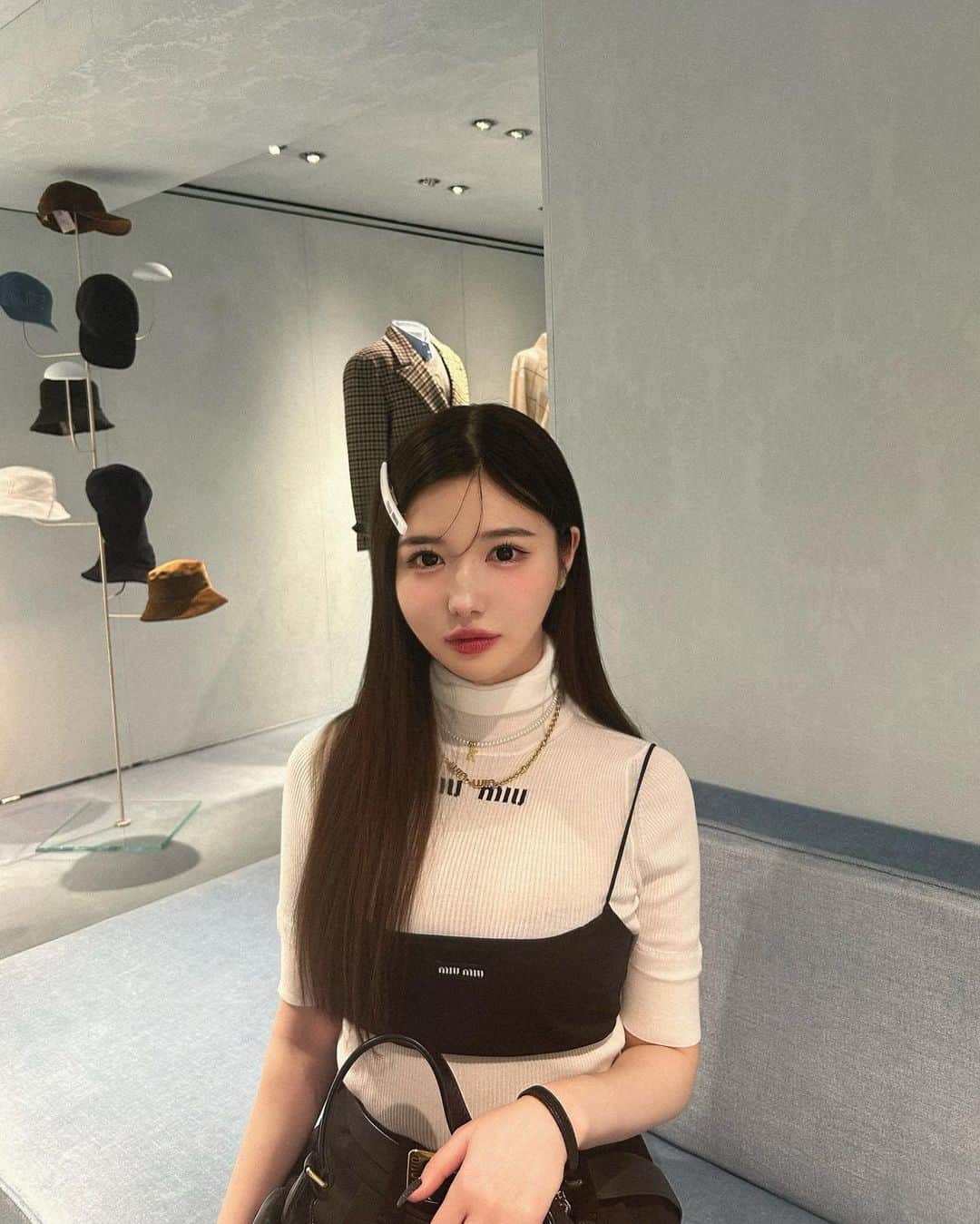 のインスタグラム：「@miumiu さんからmiumiu ss24ファッションショーにご招待いただき、昨日からパリに来ています🇫🇷✈️  昨日はパリの路面店で、日本のセレクトにはないアイテムなどいろいろみてきました🥰🥰めちゃめちゃかわいいシューズを購入したのでまた載せるね〜！！  いまパリは朝の9時☀️ これからショーの準備をしていってきます〜〜💐💐  #miumiu」
