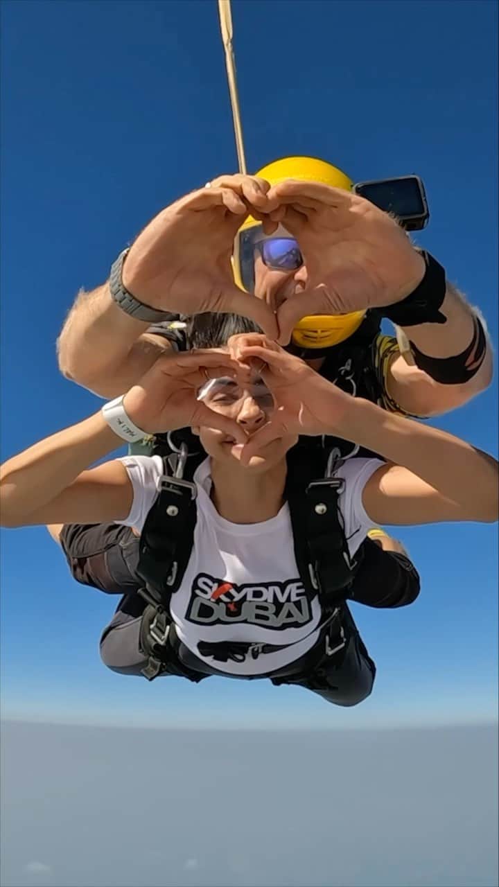 Sakshi Malikのインスタグラム：「What a thrilling experience!! The pre-dive anxiety was so worth it 🥹 Loved every bit of it!! 💕 #skydiving #skydive」
