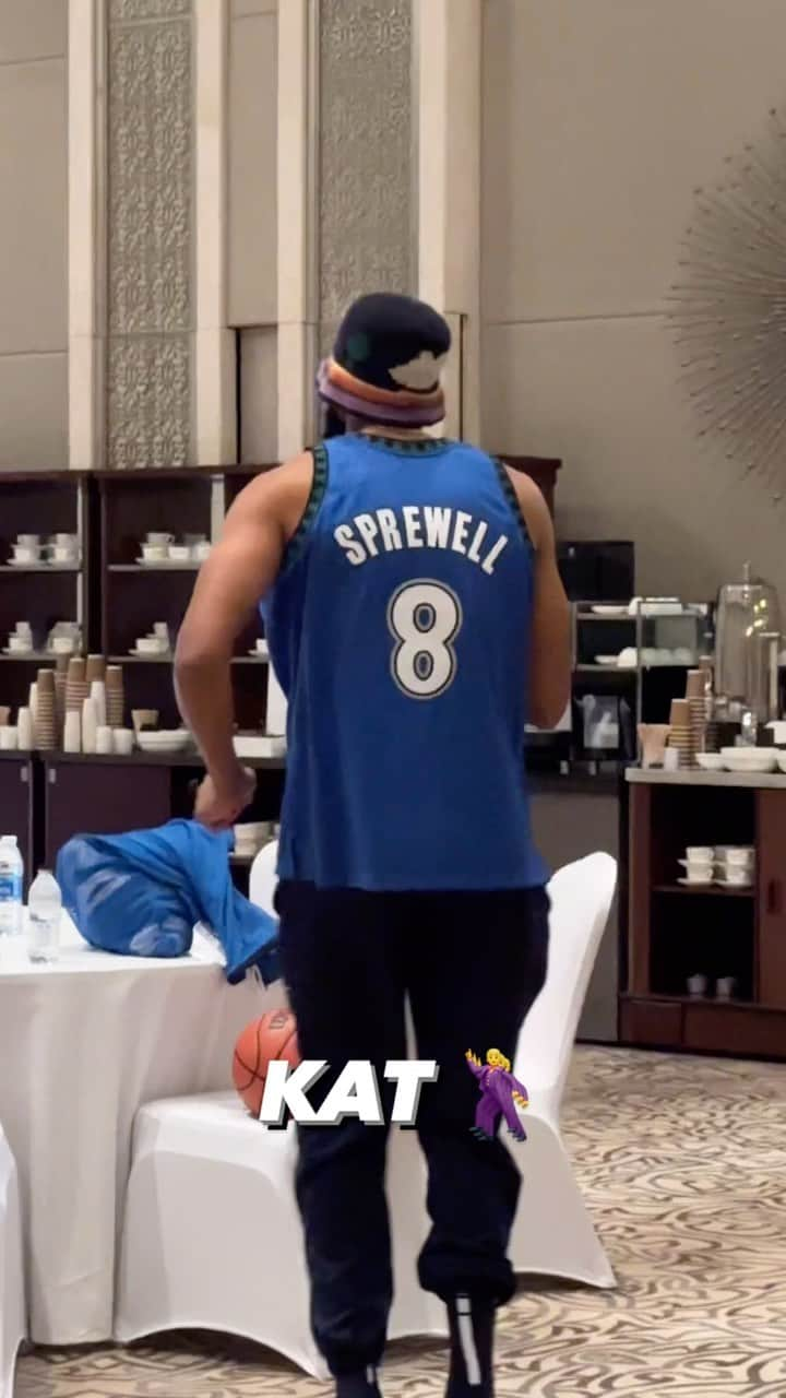 カール＝アンソニー・タウンズのインスタグラム：「Waking up in Abu Dhabi be like… 🕺 #NBAinAbuDhabi」